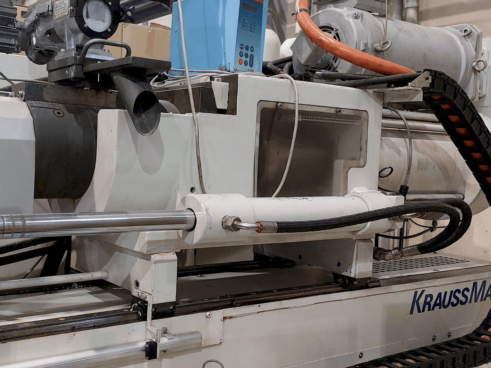 Vooraanzicht van Krauss Maffei 320-1900 C3 machine