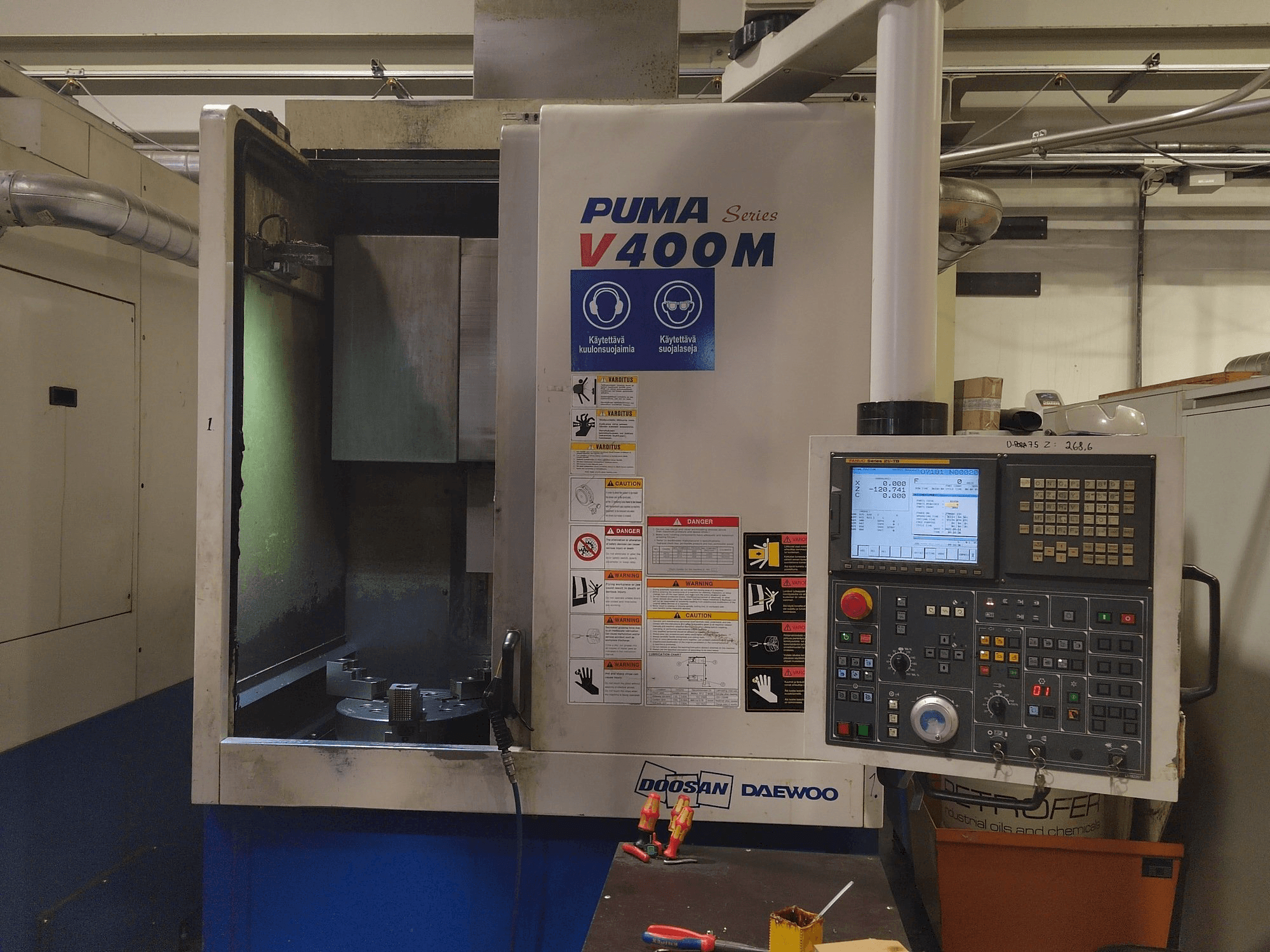 Vooraanzicht van Doosan Puma V400M machine