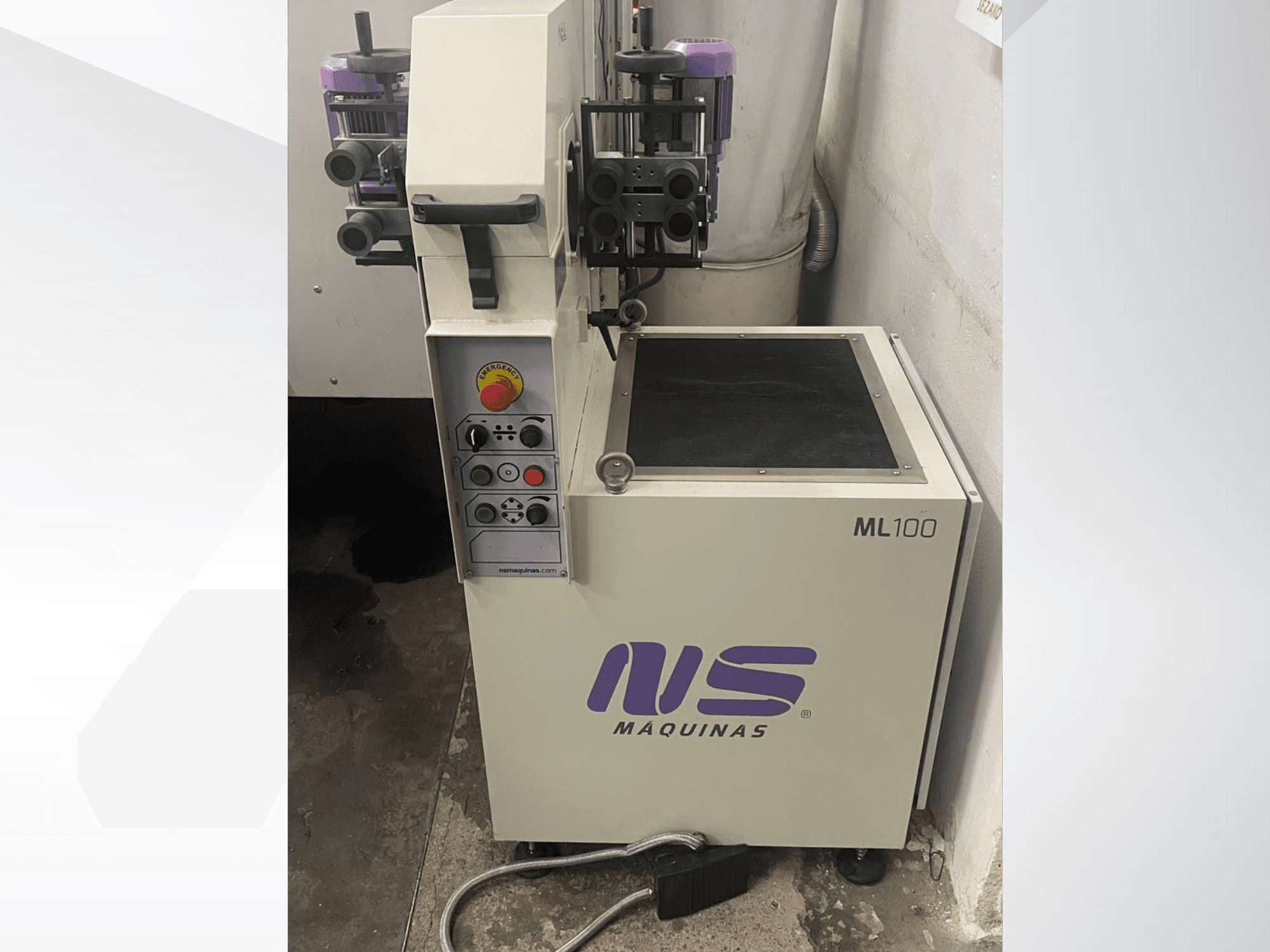 ML100 machine van MS Maquinas, vooraanzicht, met bedieningspaneel met knoppen en pedaal, gedefinieerd werkoppervlak.