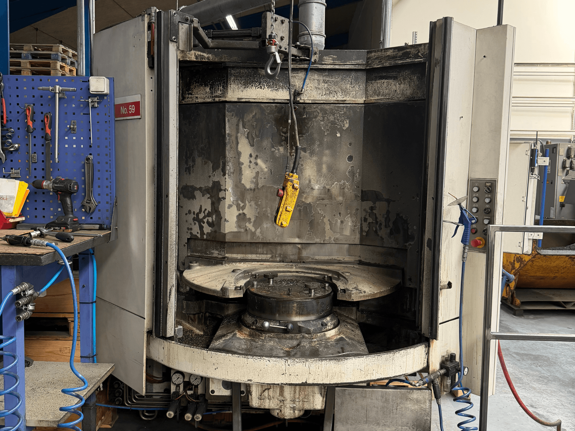 Horizontaal bewerkingscentrum HELLER MC 16 vooraanzicht, met een lege werktafel en bedieningspaneel, in werkplaatsopstelling.