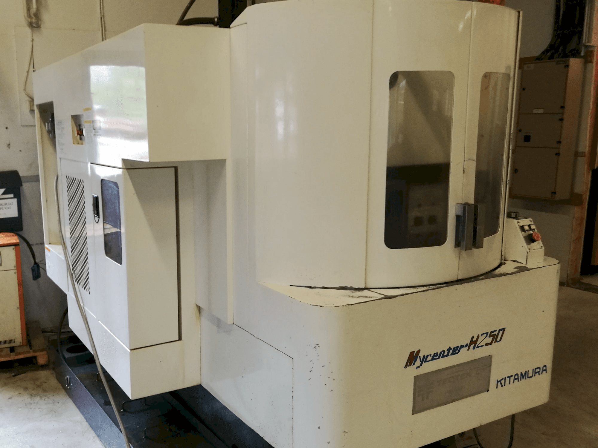 Rechts zijaanzicht van Kitamura Mycenter H250 machine