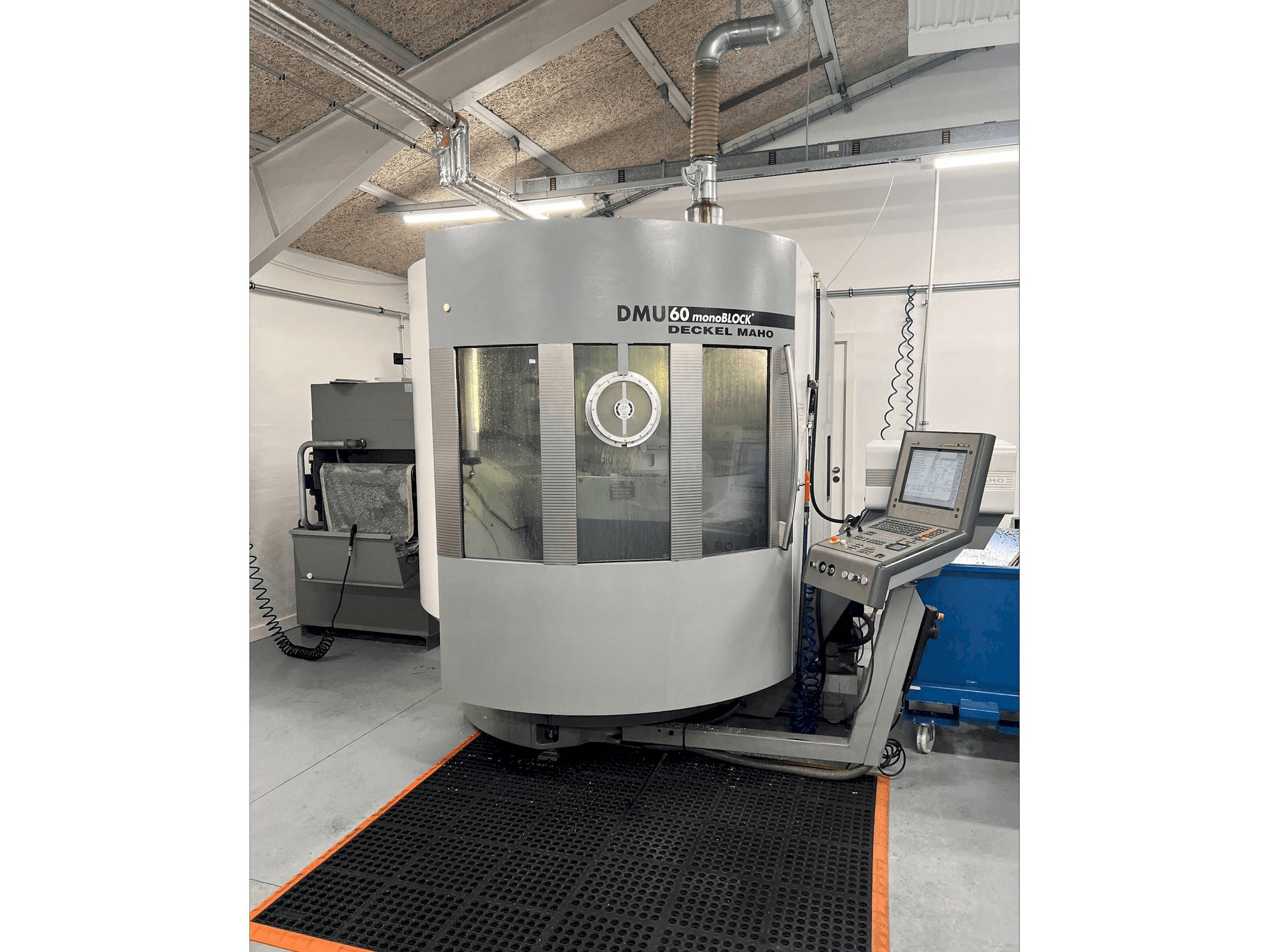 Vooraanzicht van DMG MORI DMU 60 monoBLOCK machine