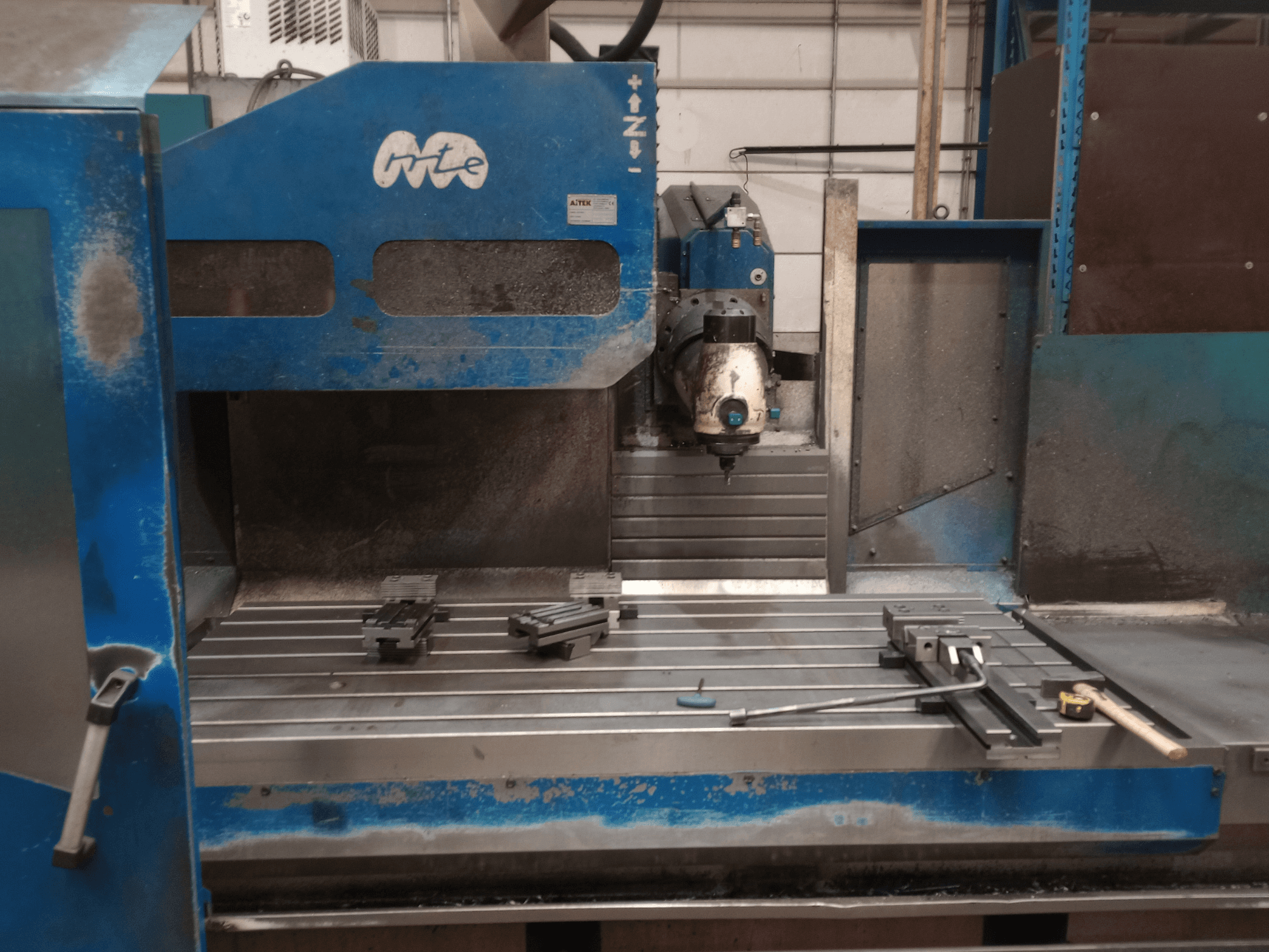 MTE BF 2200 freesmachine van het bedtype, vooraanzicht, met de werktafel met opspanningen en de freeskop.