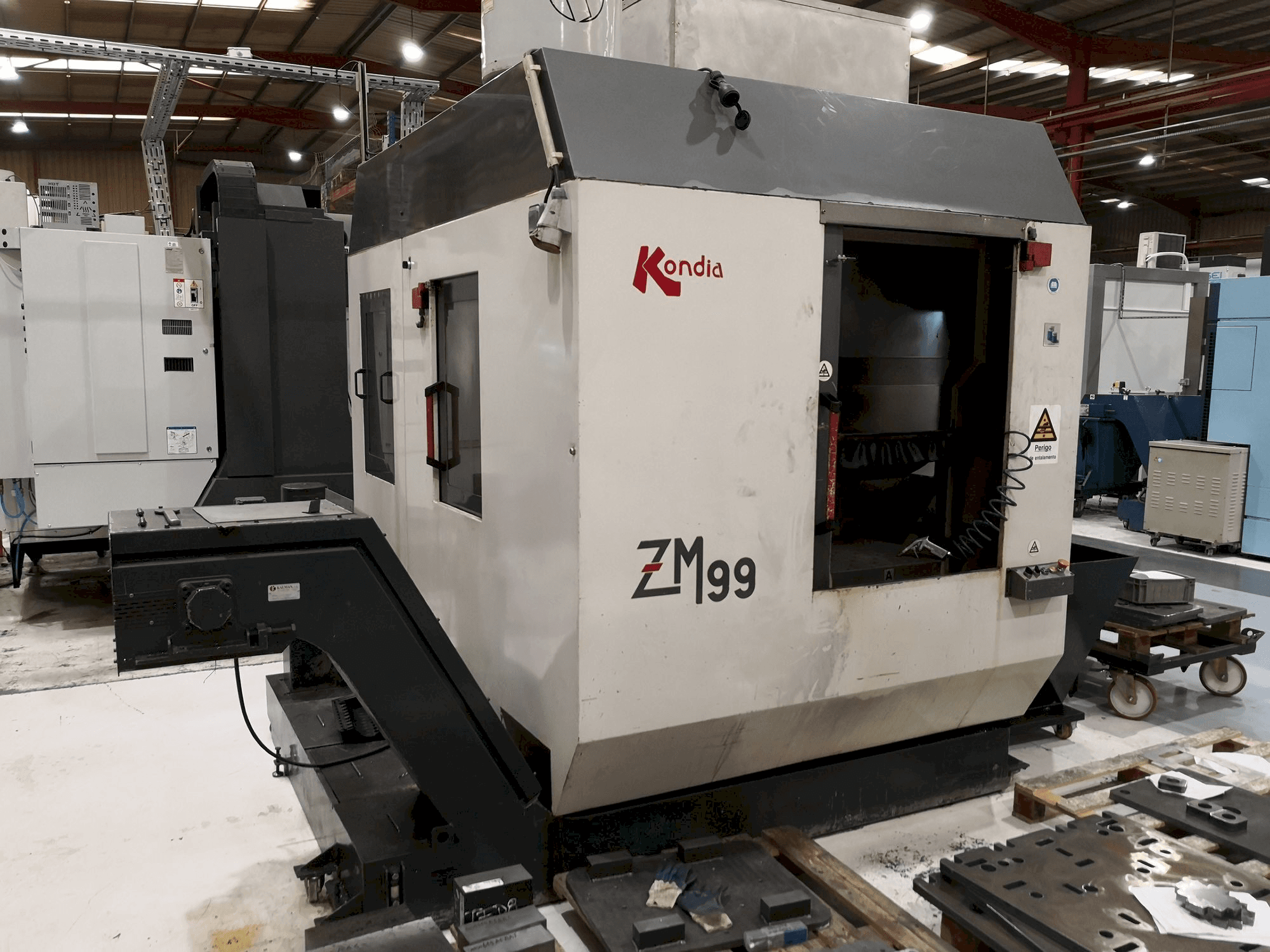 Vooraanzicht van KONDIA ZM99 machine