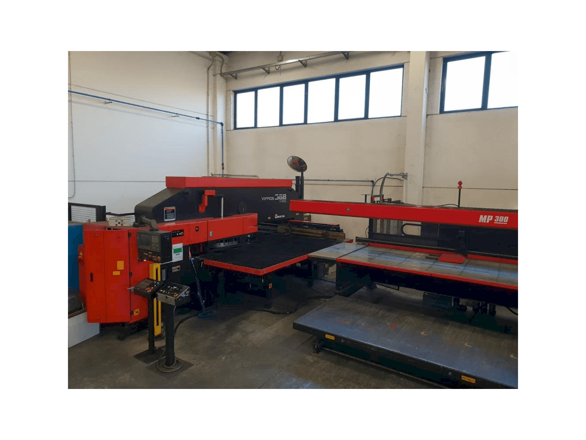 Vooraanzicht van AMADA VIPROS 368 KING machine