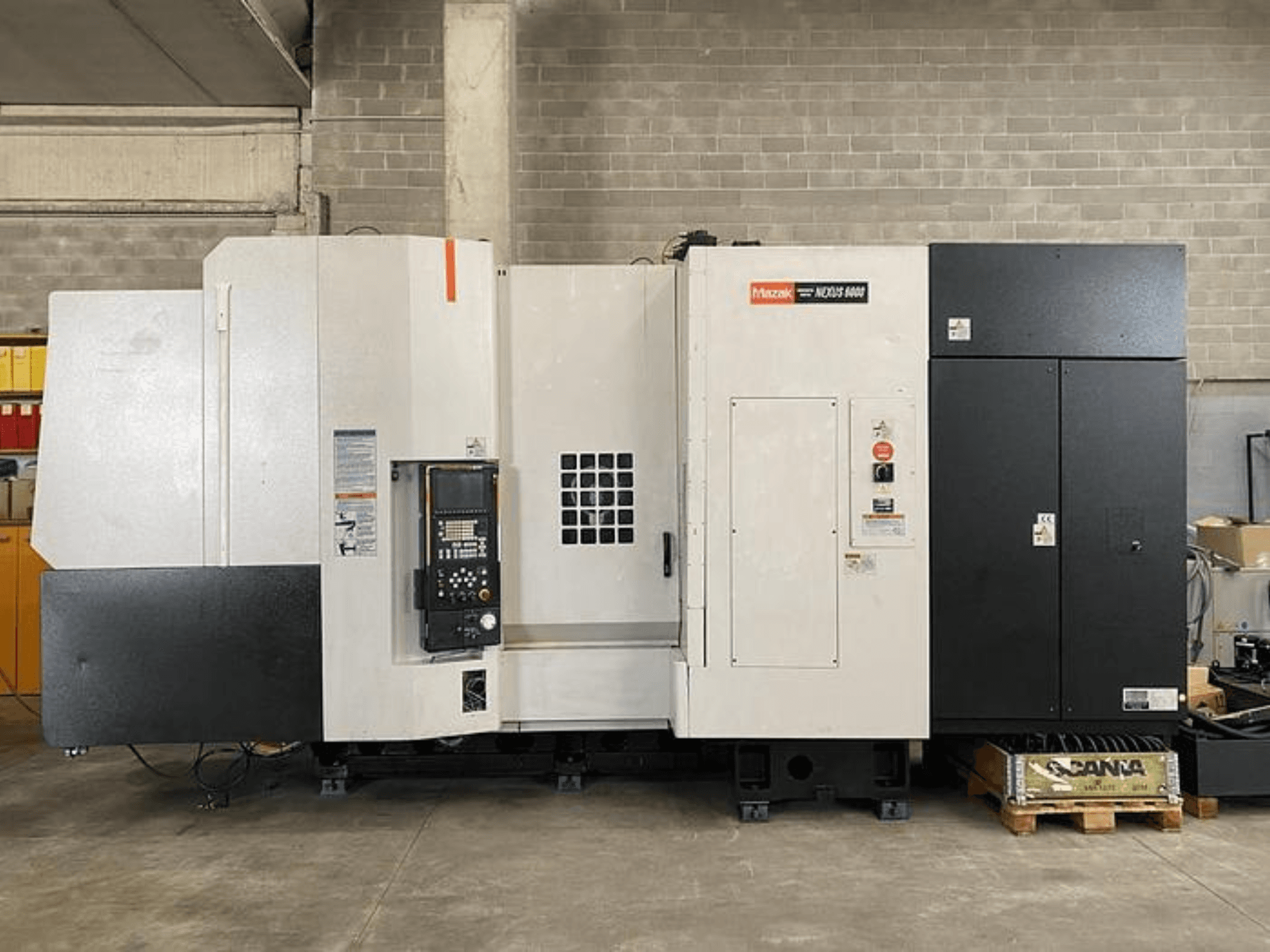 Mazak NEXUS 6400 CNC draaibank, vooraanzicht, met bedieningspaneel, aan/uit-schakelaar en tweekleurige witte en zwarte behuizing.