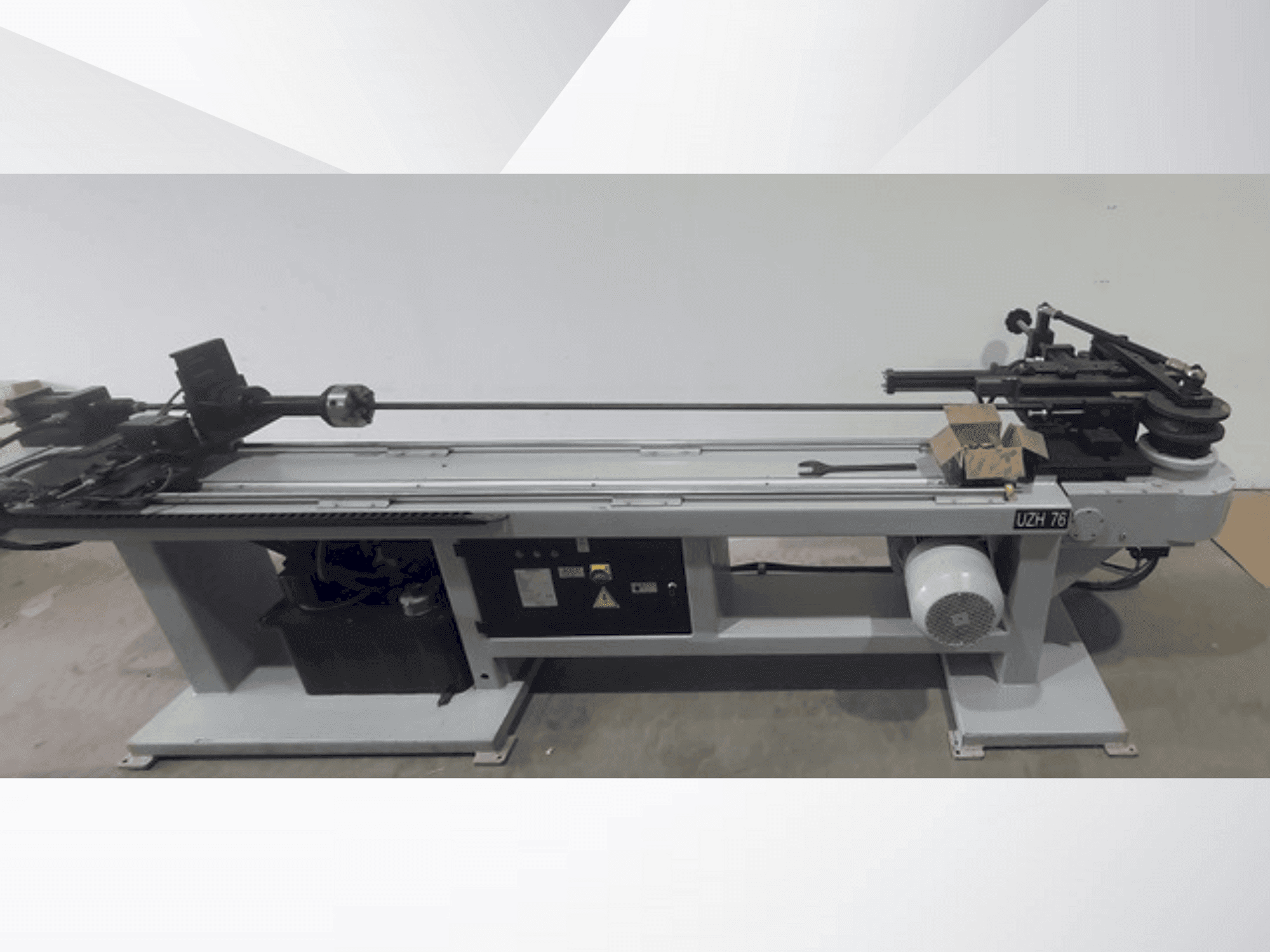 Vooraanzicht van UZMA MAKINA UZH76 machine