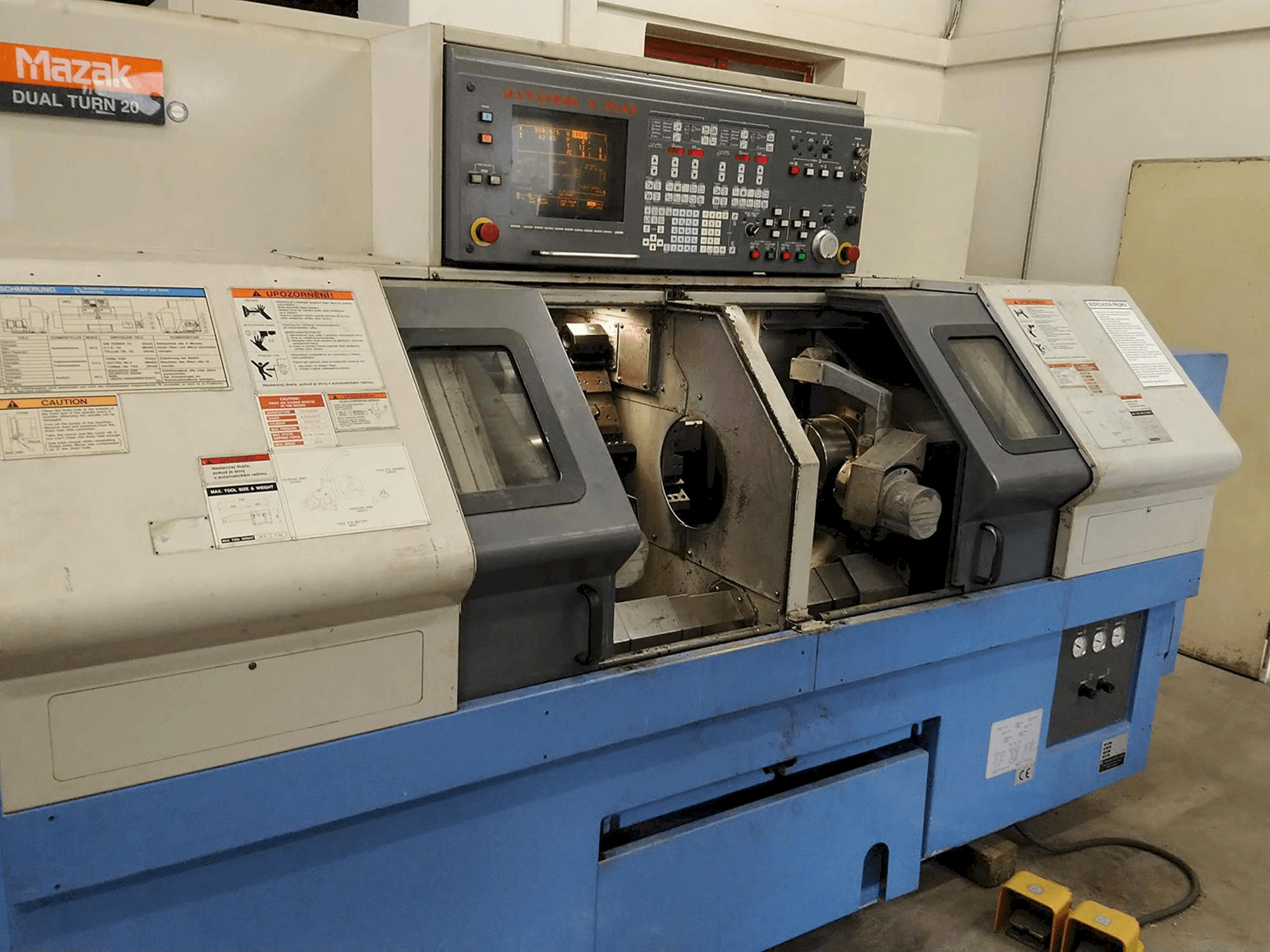 Vooraanzicht van Mazak Dual Turn 20 machine