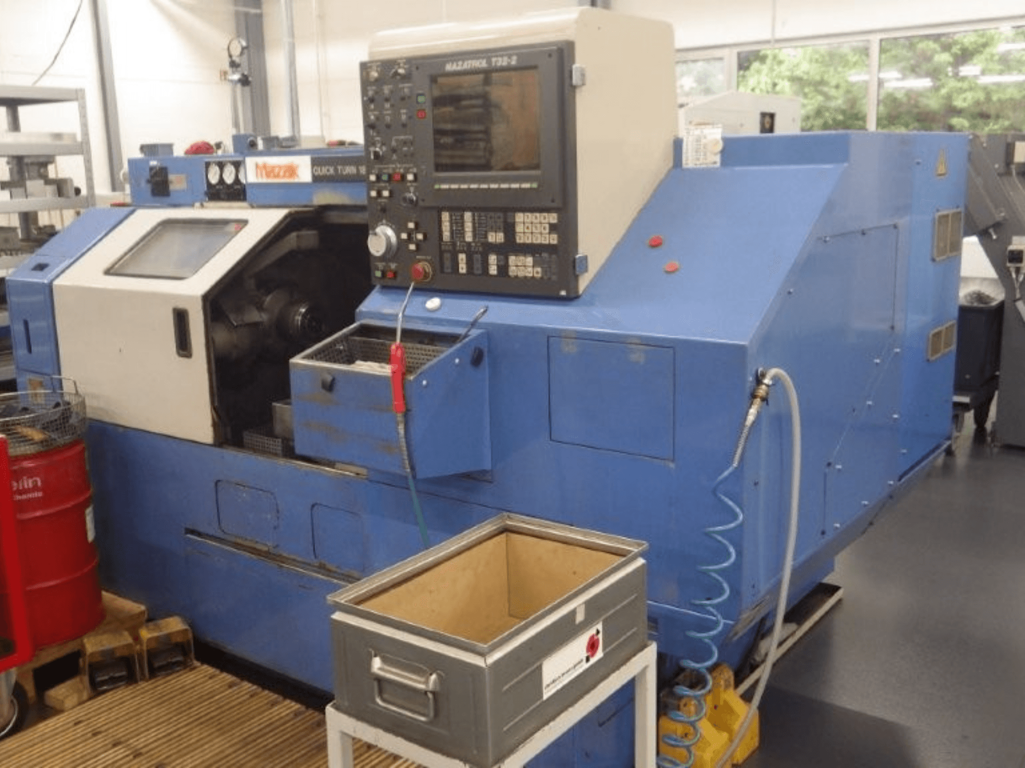Mazak Quick Turn 18 NSP meerspillige draaimachine, vooraanzicht, met bedieningspaneel, werkgebied en koelvloeistofslang.