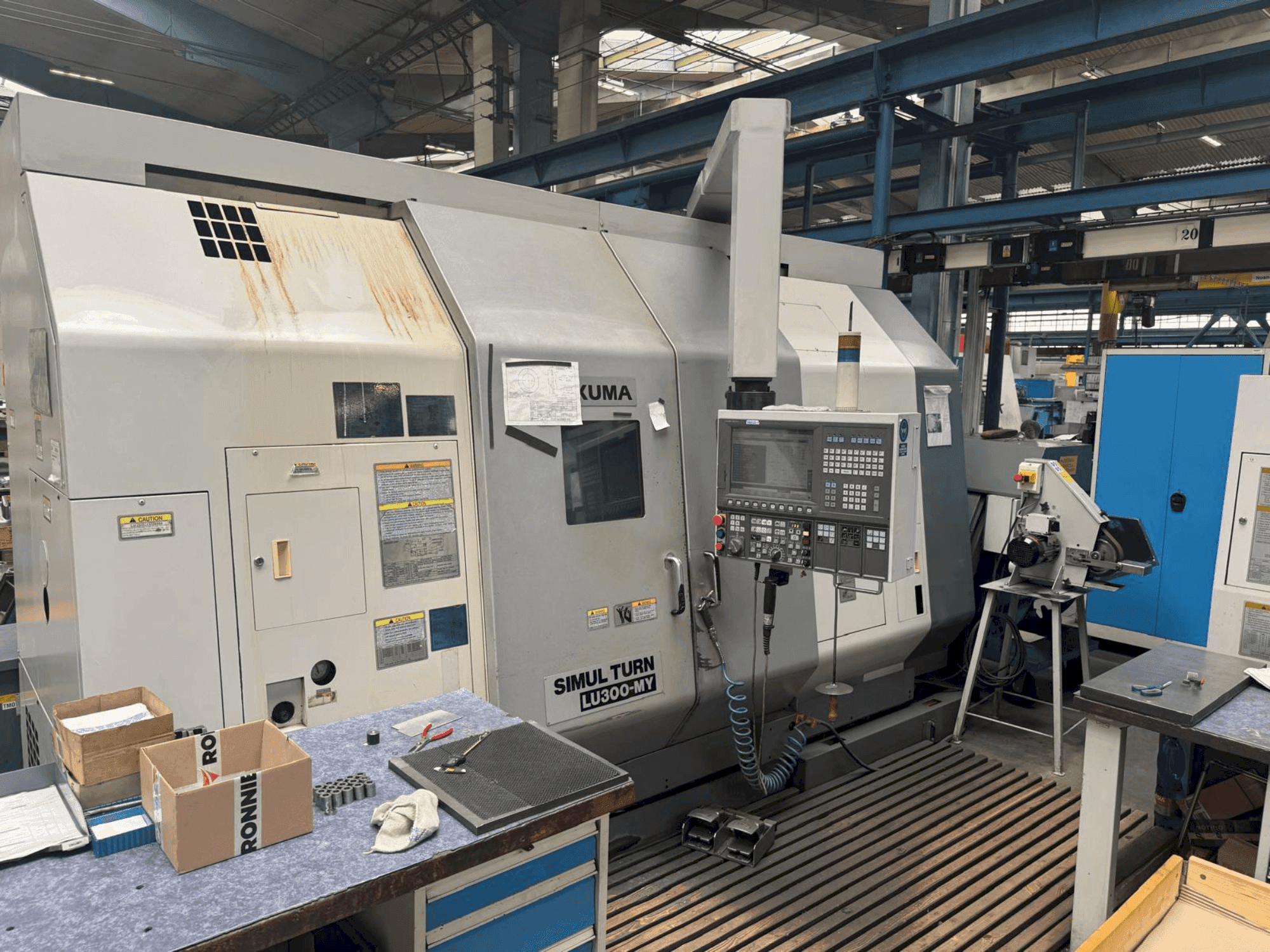 Vooraanzicht van Okuma LU 300 MY machine