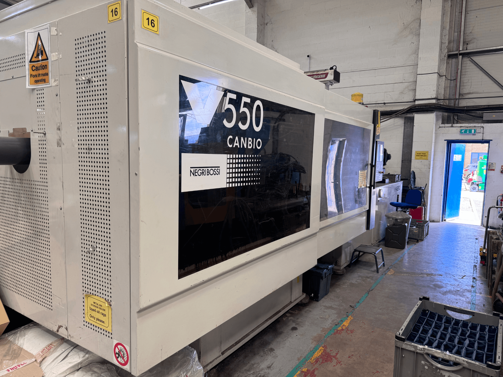 Negri Bossi 5500H-4250 hydraulische spuitgietmachine, vooraanzicht met bedieningspaneel en waarschuwingsborden.