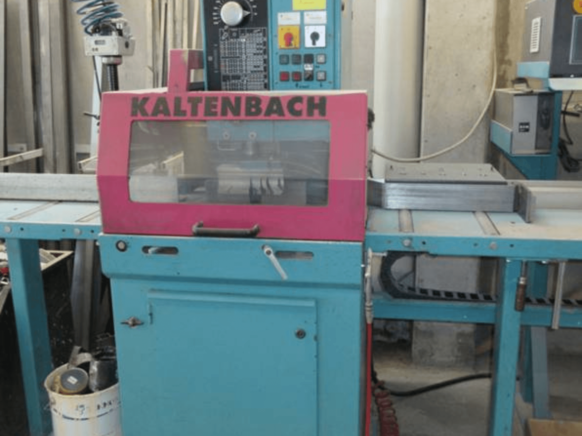 KALTENBACH KKS 400 E metaalcirkelzaag in vooraanzicht, met roze veiligheidskap en bedieningspaneel met knoppen.