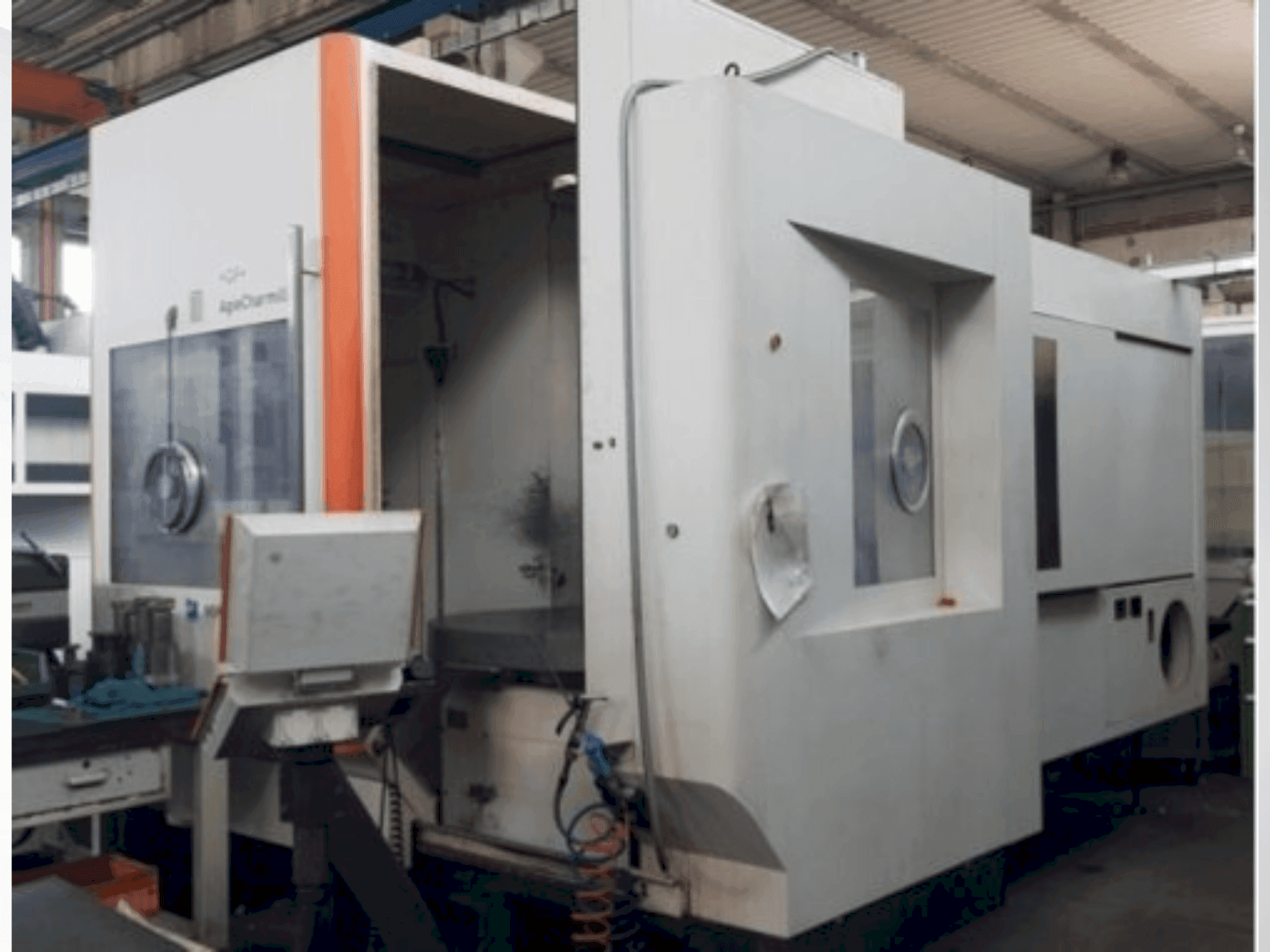 Vooraanzicht van MIKRON HPM 1350U machine