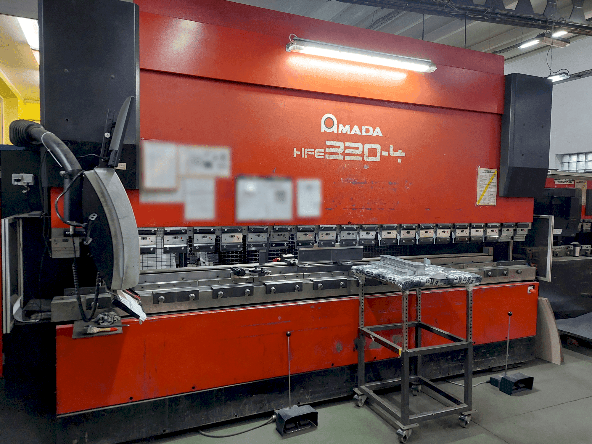 Vooraanzicht van AMADA HFE 220-4 machine