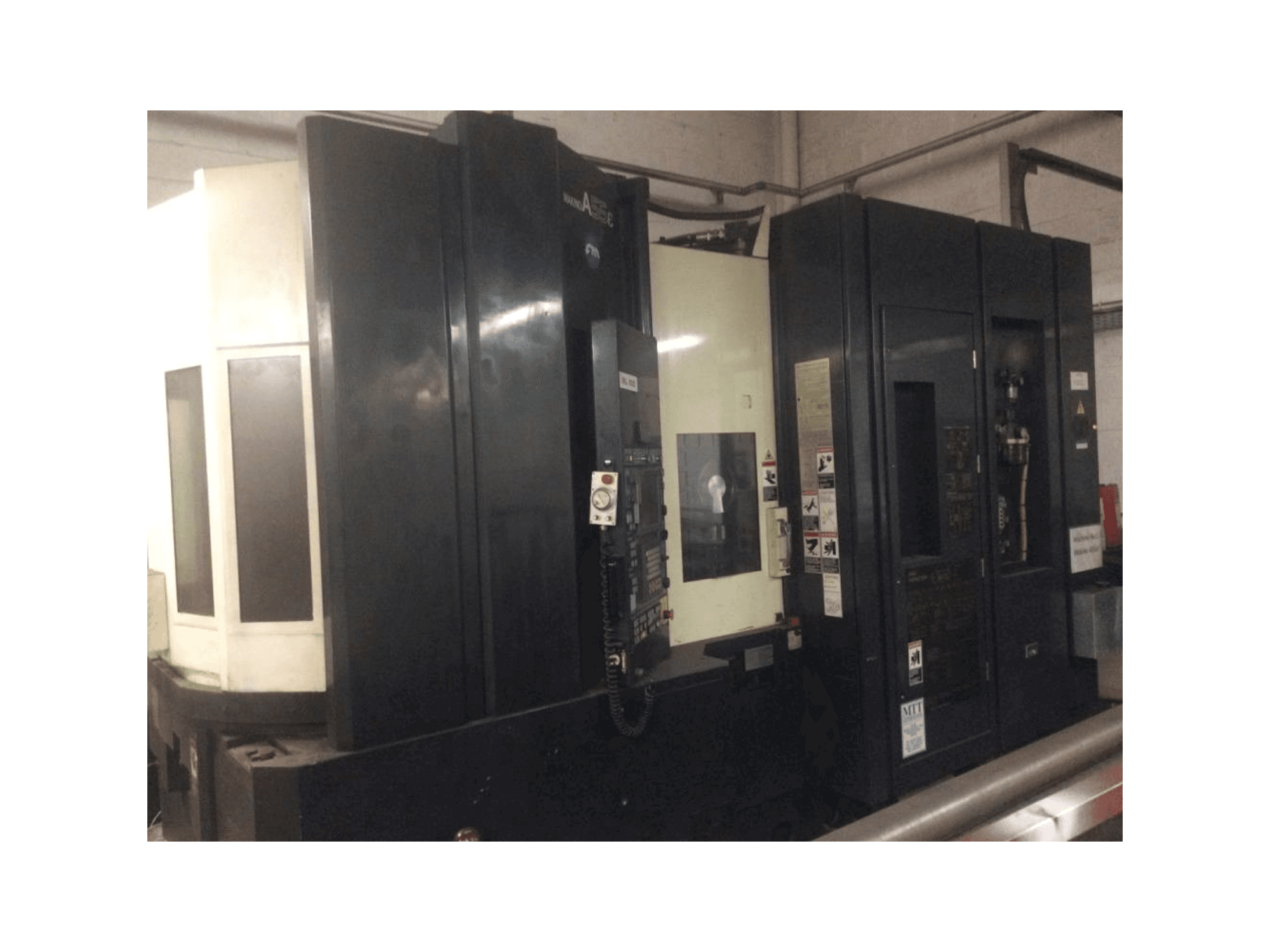Vooraanzicht van Makino A55e machine