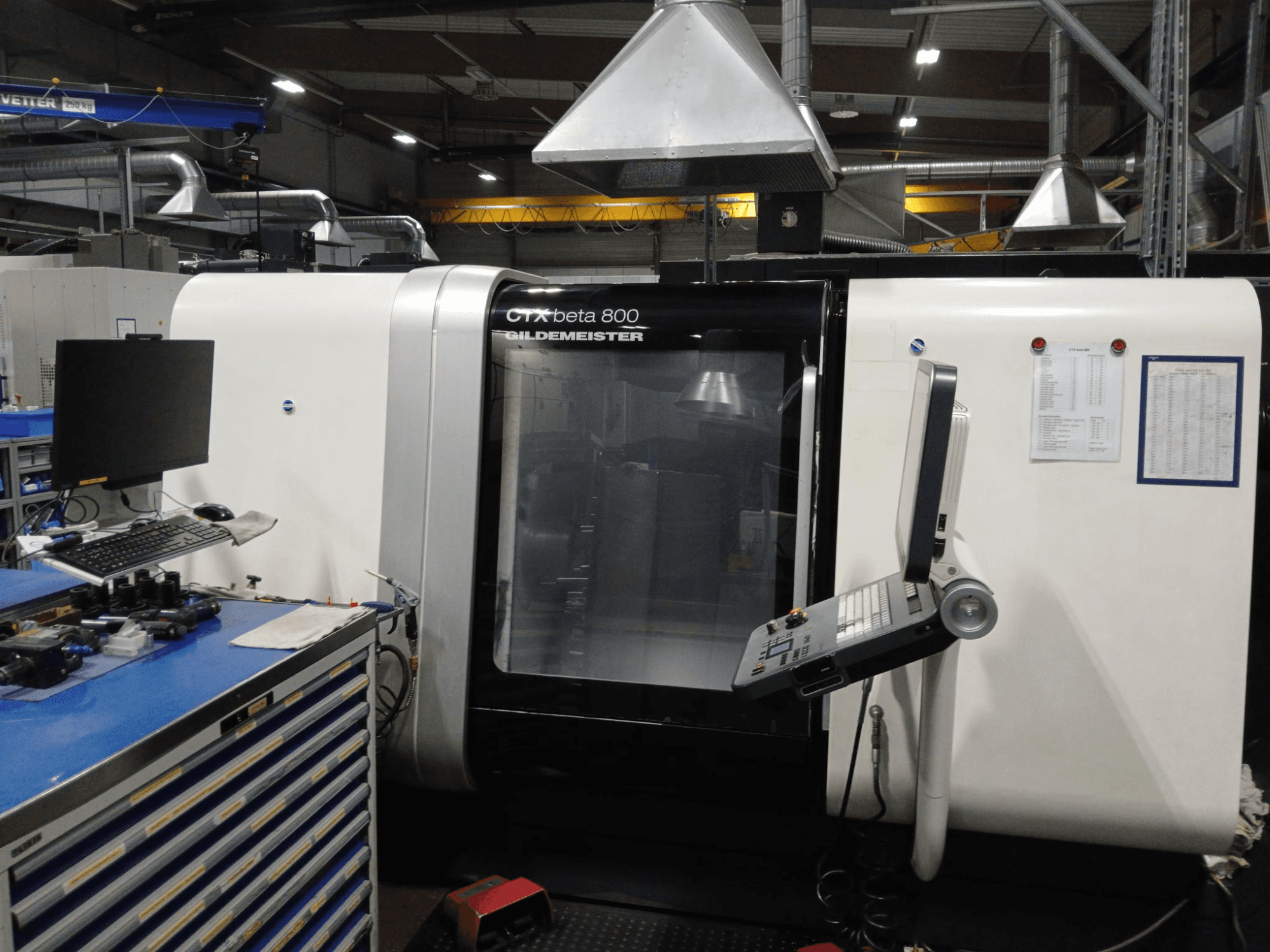 Horizontale draaimachine DMG CTX beta 800, vooraanzicht met bedieningspaneel en monitor naast een werkstation.