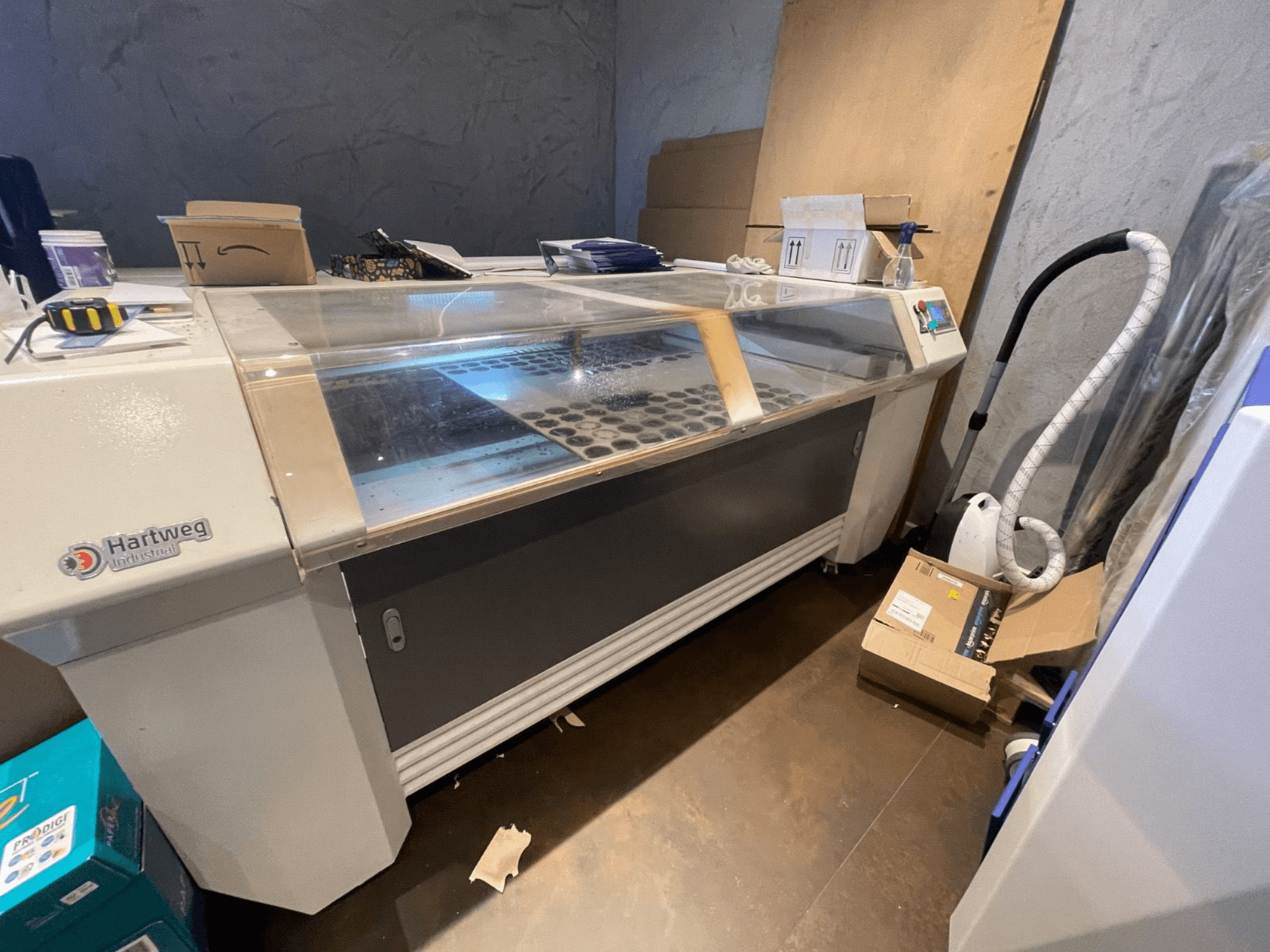 CO2 lasersnijmachine Bodor CL-1610XUF in zijaanzicht, met werkgebied met materiaalsleuven en bedieningspaneel.