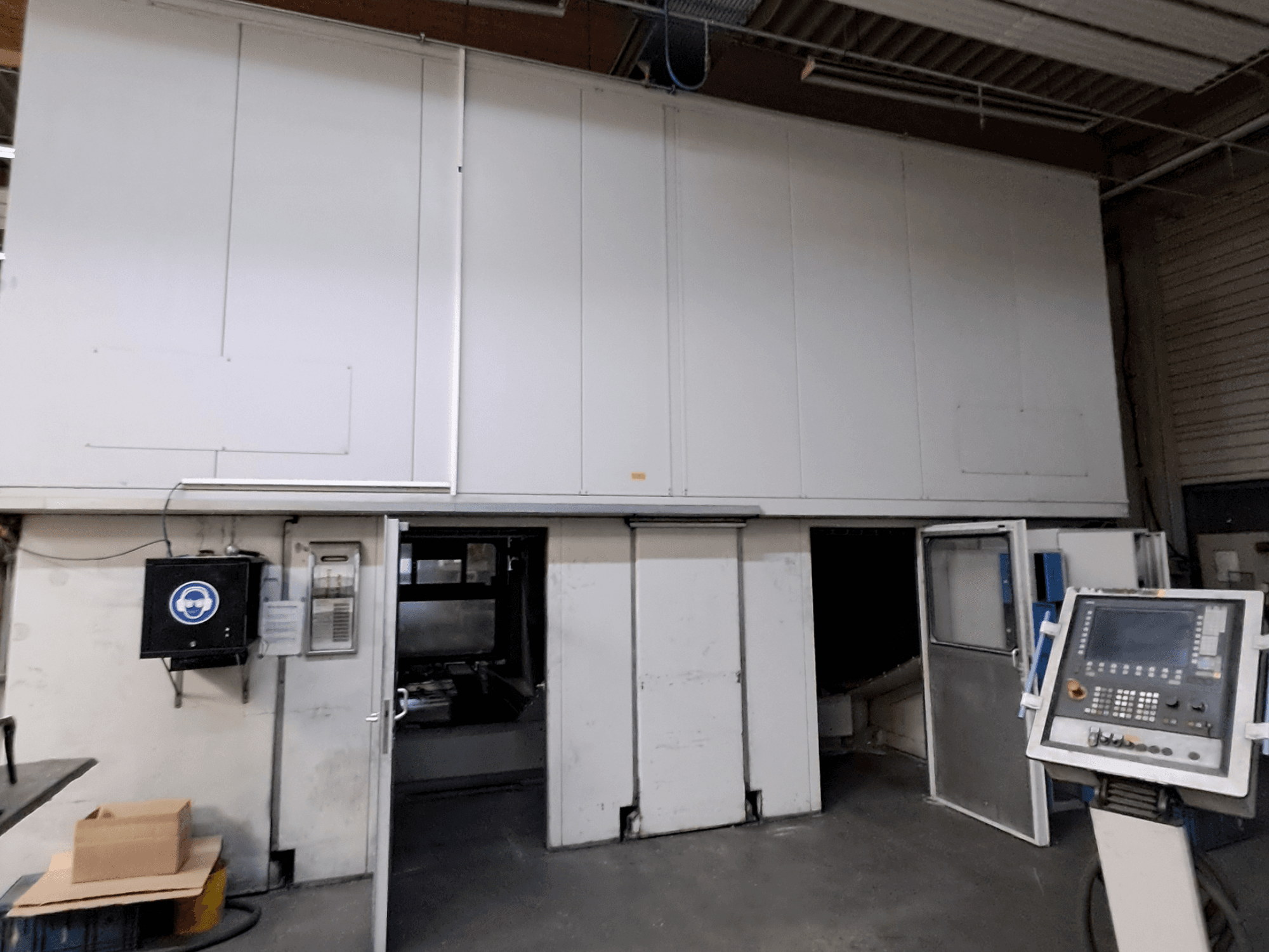 Portalfreesmachine MAKA Moving Beam 840D, vooraanzicht met geopende deuren waardoor het interieur en het bedieningspaneel zichtbaar zijn.