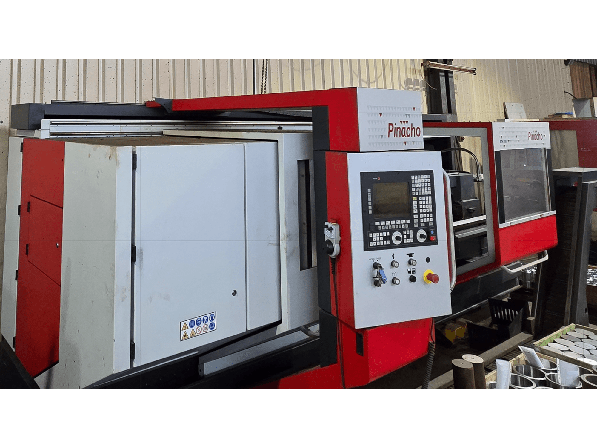 Pinacho STH 400-105×3000 horizontale draaimachine, vooraanzicht, bedieningspaneel en rode accenten.