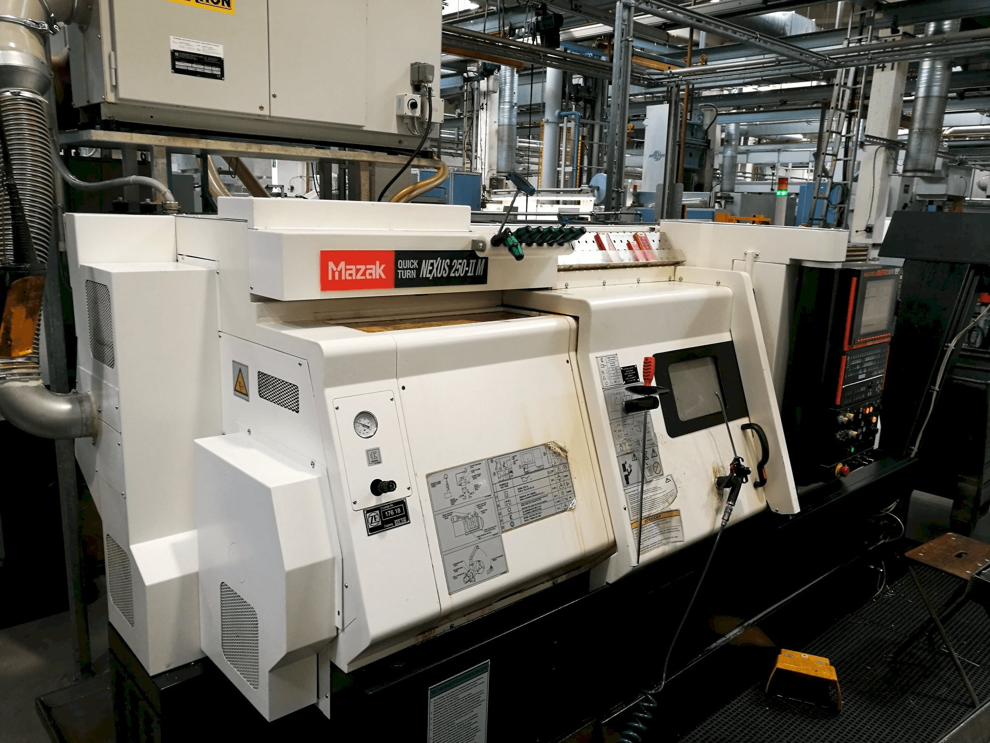 Vooraanzicht van Mazak Quickturn Nexus 250-II M machine