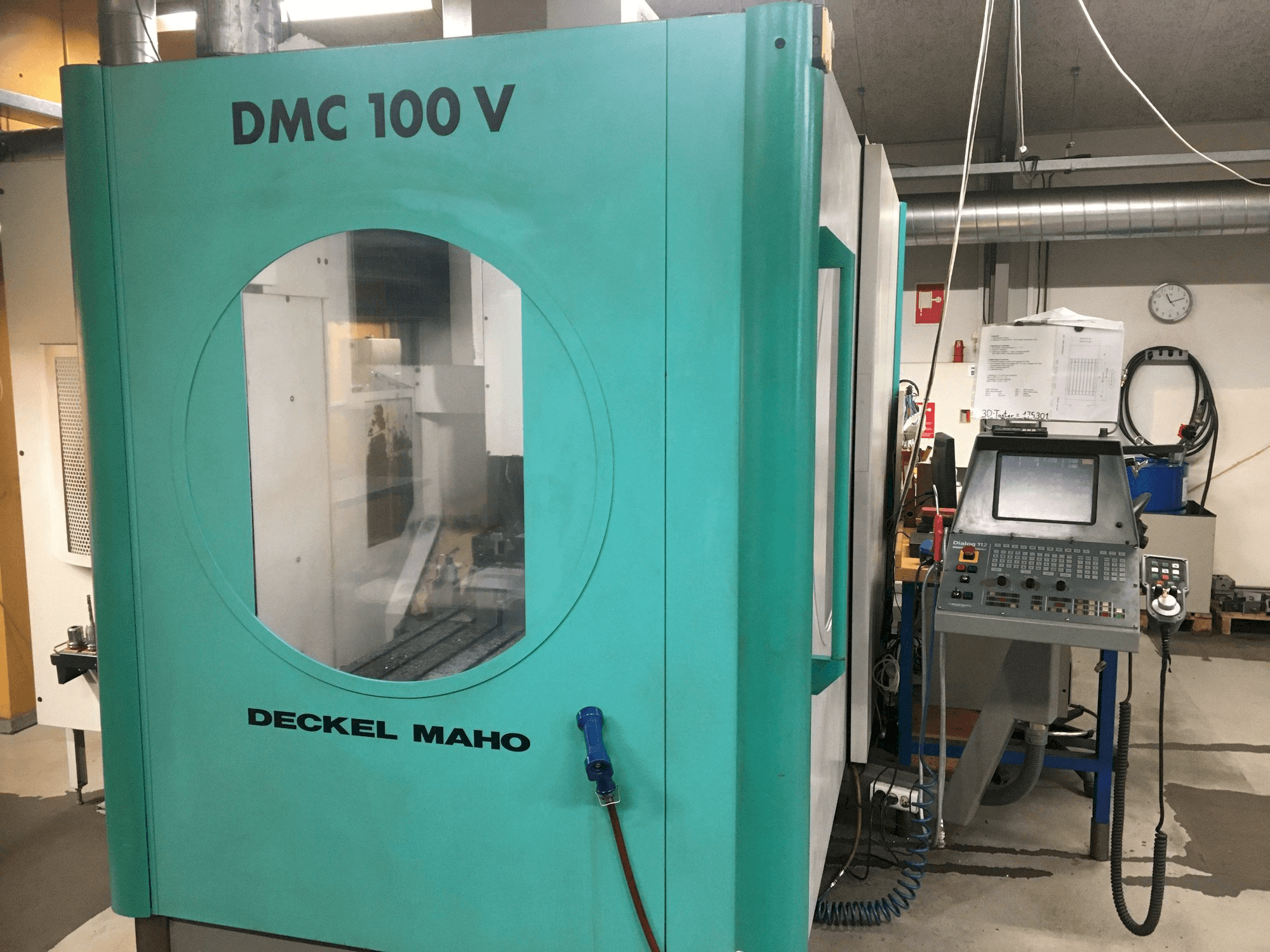 Vooraanzicht van DECKEL DMC 100V machine