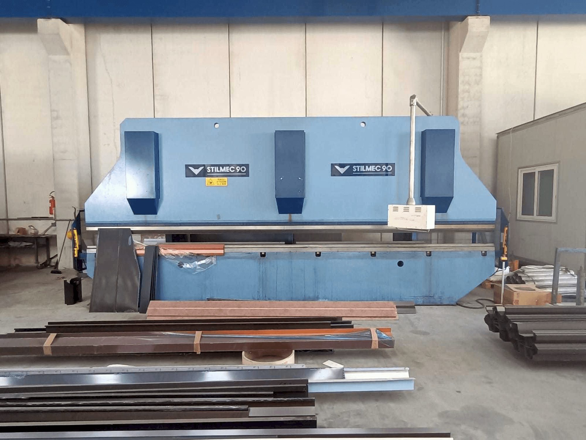 Vooraanzicht van Stillmec 90 6500 x 200 ton machine