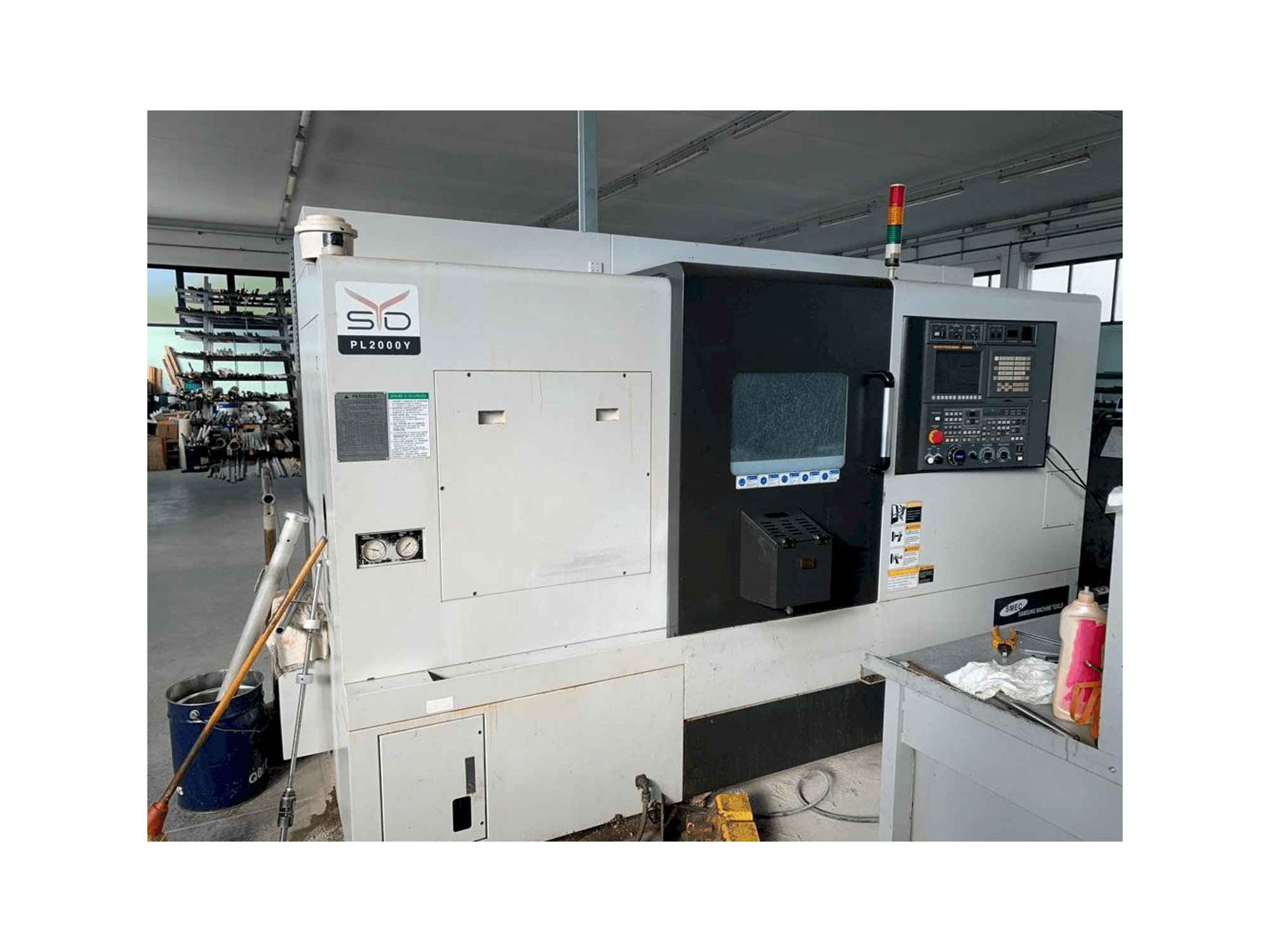 Vooraanzicht van SMEC PL 2000Y machine