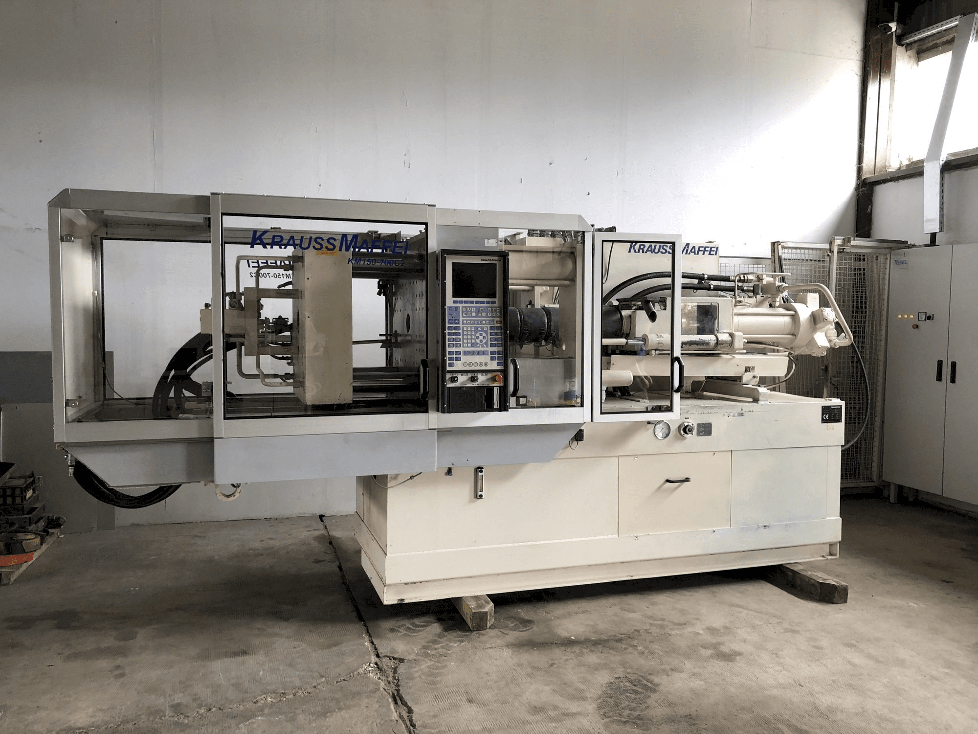 Vooraanzicht van Krauss Maffei 150-700 C2 machine