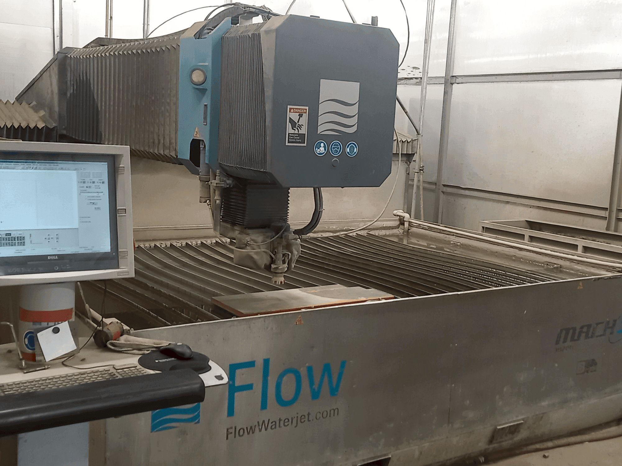 Vooraanzicht van Flow Mach 3-3020b machine