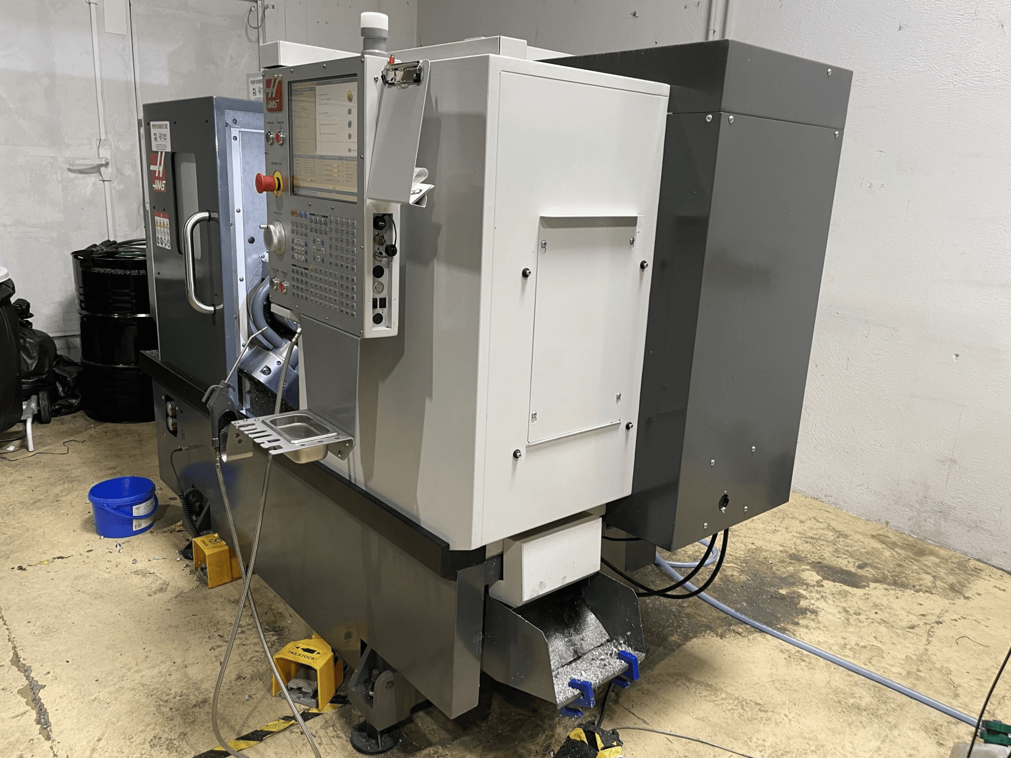 HAAS ST-15Y horizontale draaibank in een werkplaats, voorzien van een bedieningspaneel en een robuust industrieel ontwerp.