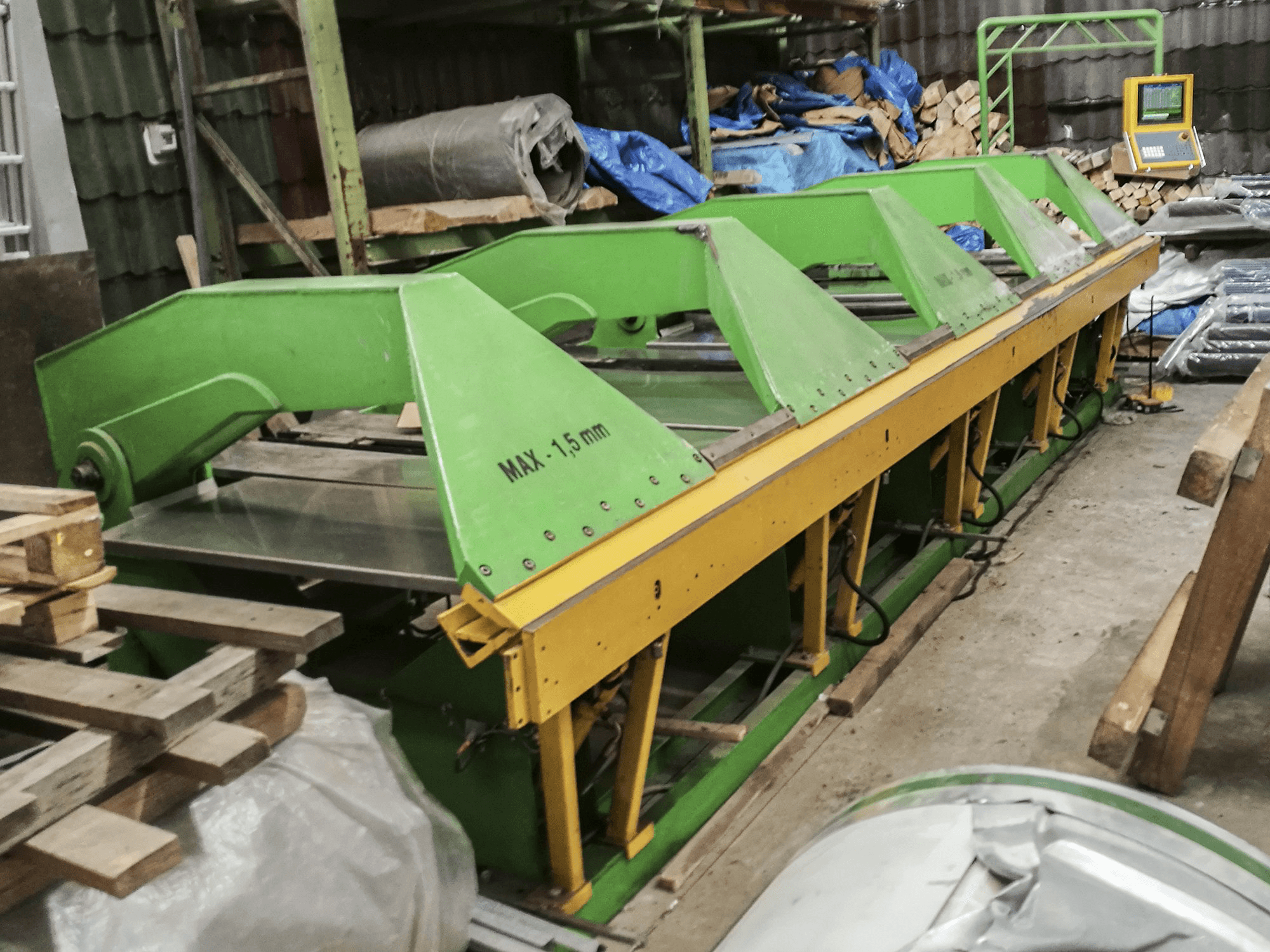 Links zicht van BUD-MASZ ZAGINARKA machine