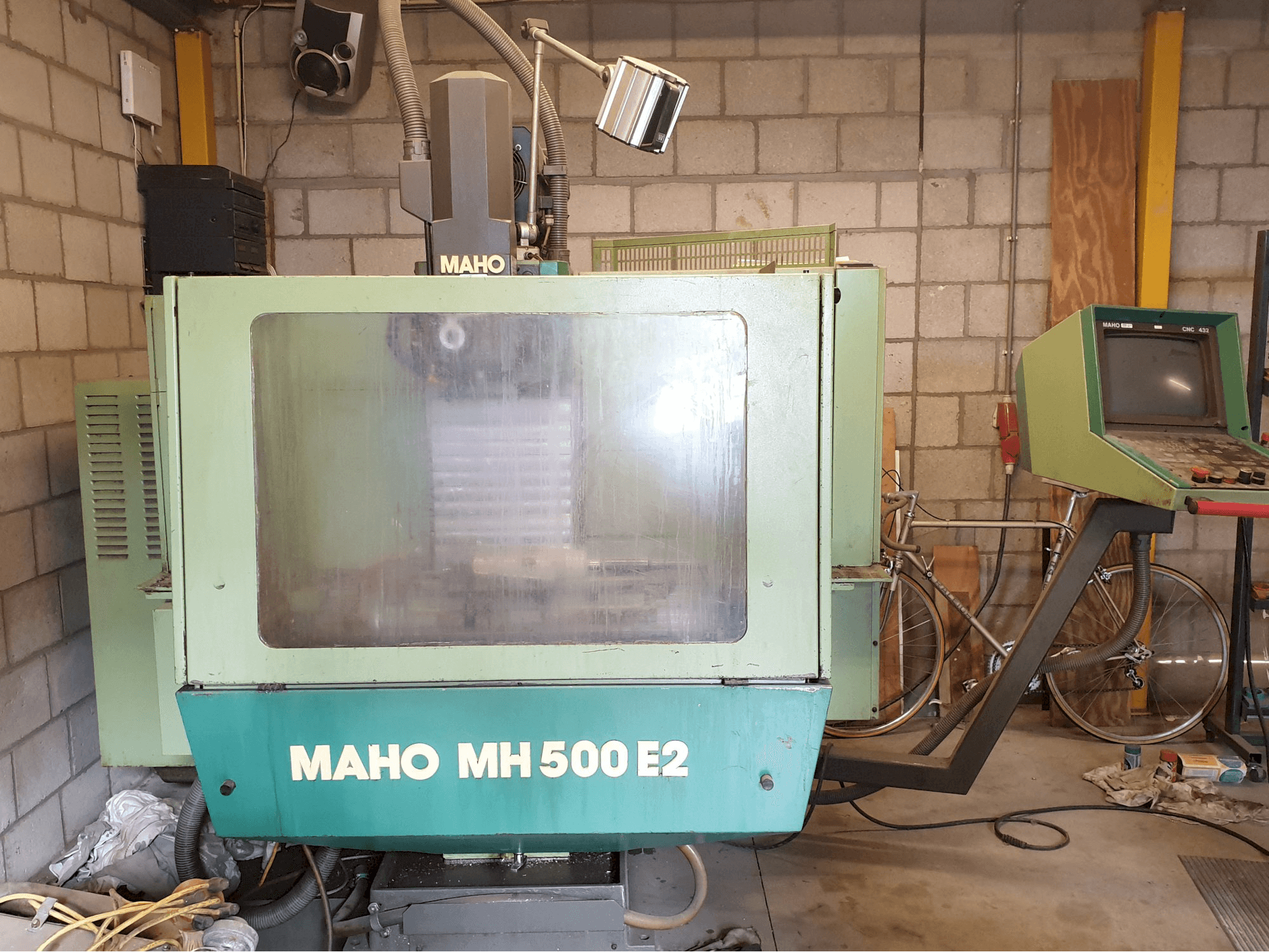 Linkerzijdeaanzicht van Maho MH 500 machine