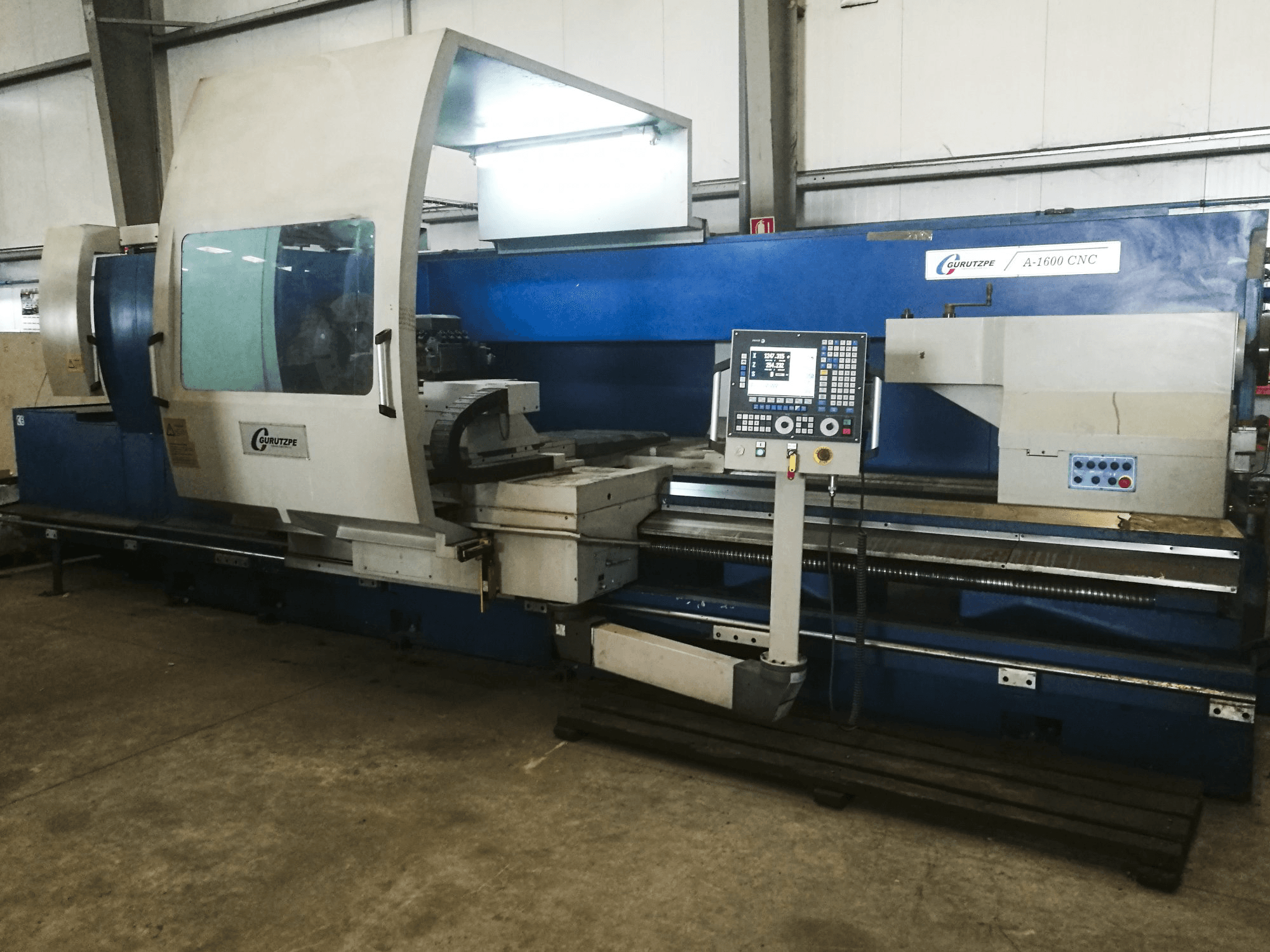 Links zicht van Gurutzpe A-1600 CNC machine
