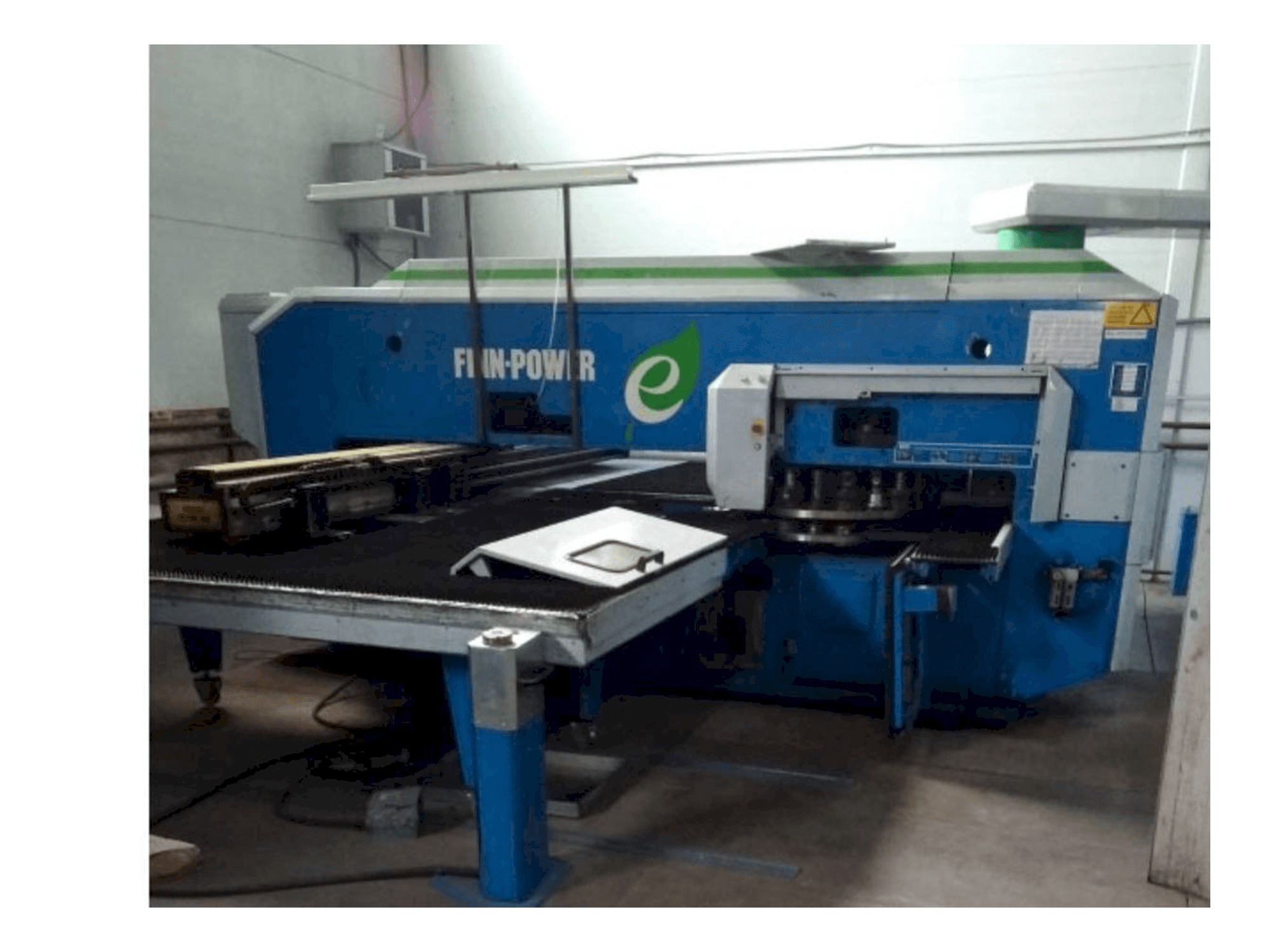 Vooraanzicht van Finn-Power E5 machine