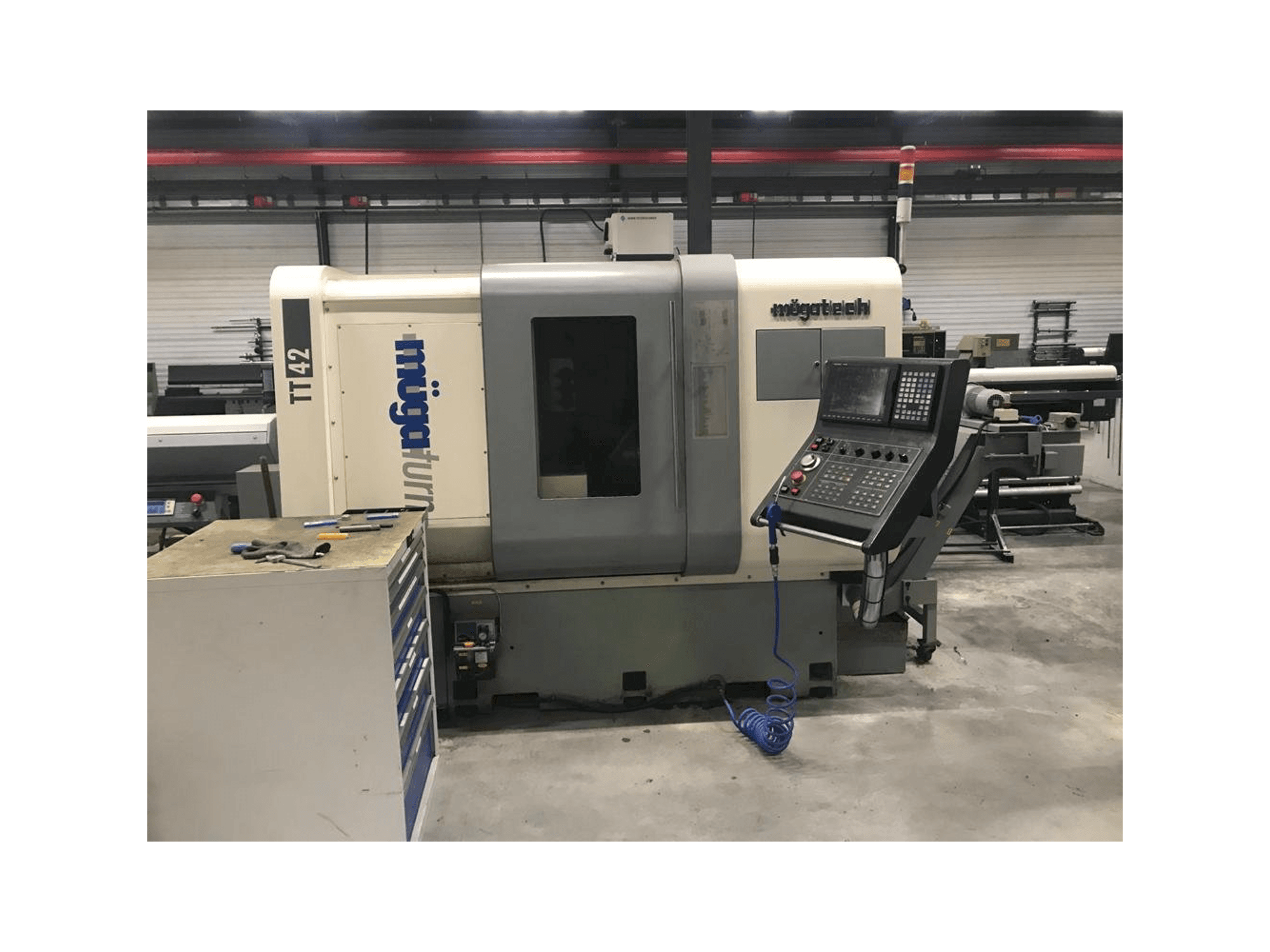 Vooraanzicht van Muga TT-42 machine