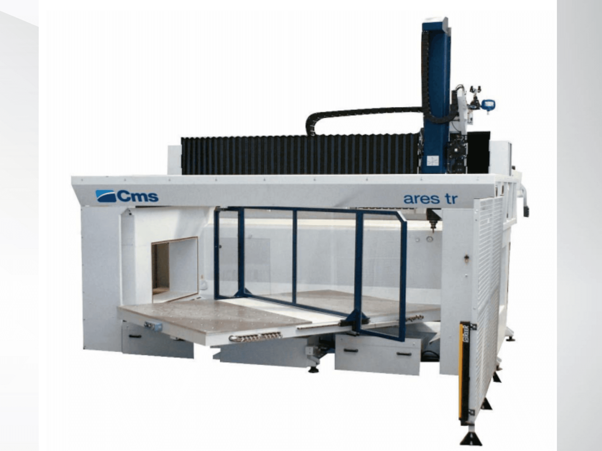 CMS Ares TR CNC machine, zijaanzicht, heeft een grote werktafel en gesloten ontwerp voor precisiesnijtoepassingen.
