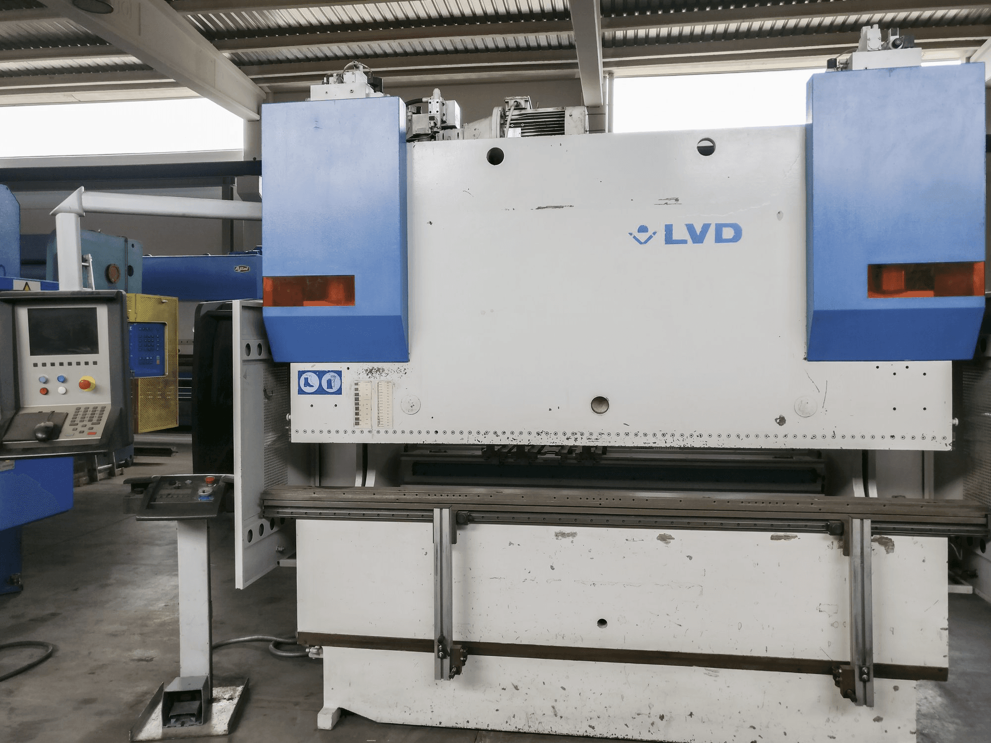 Vooraanzicht van LVD PPEB 80/25 CAD-CNC machine