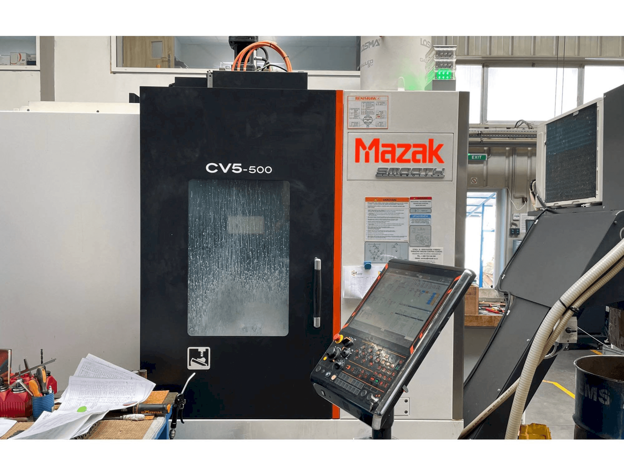 Vooraanzicht van Mazak CV5-500 machine