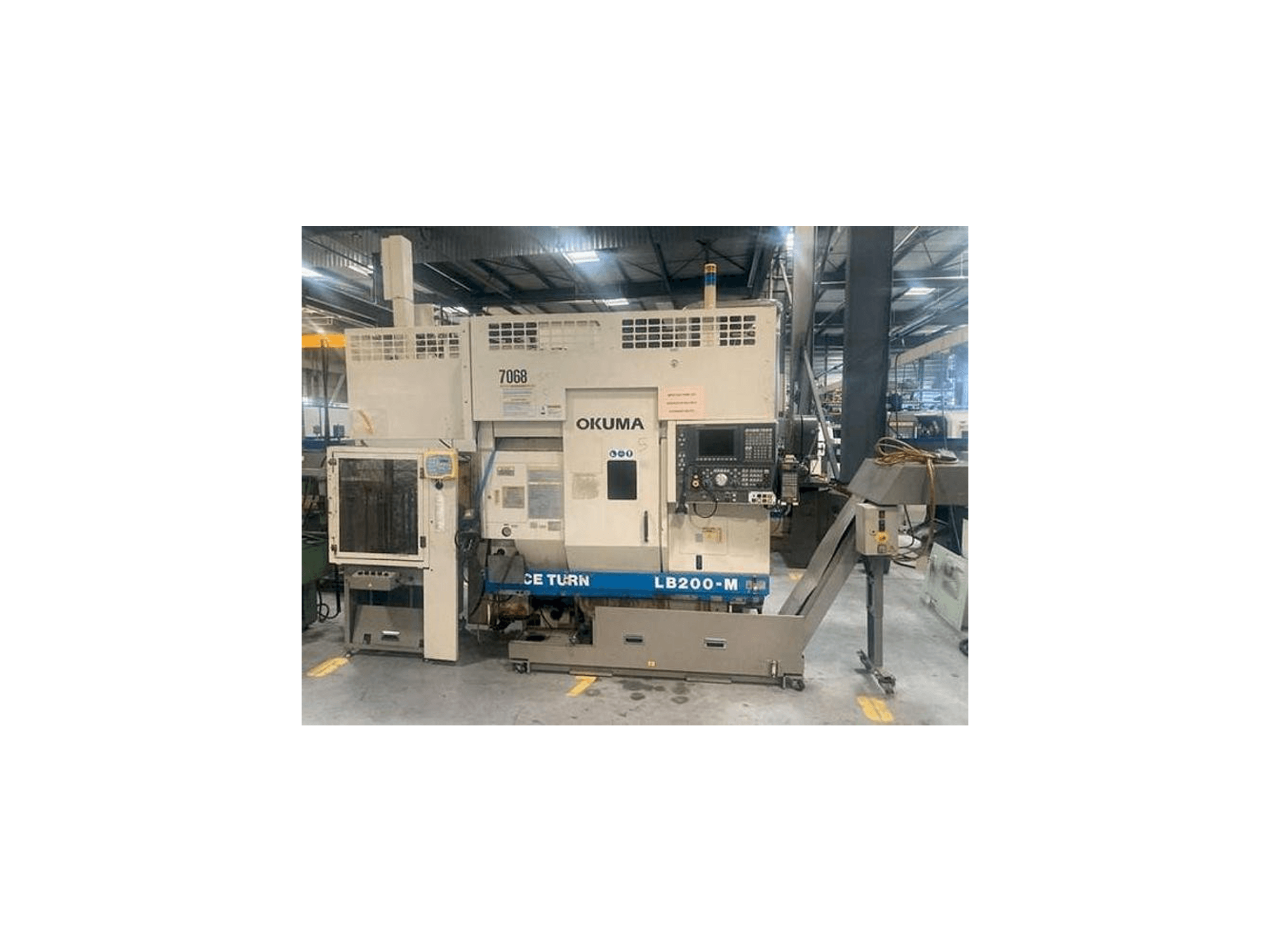 Vooraanzicht van Okuma LB 200M machine