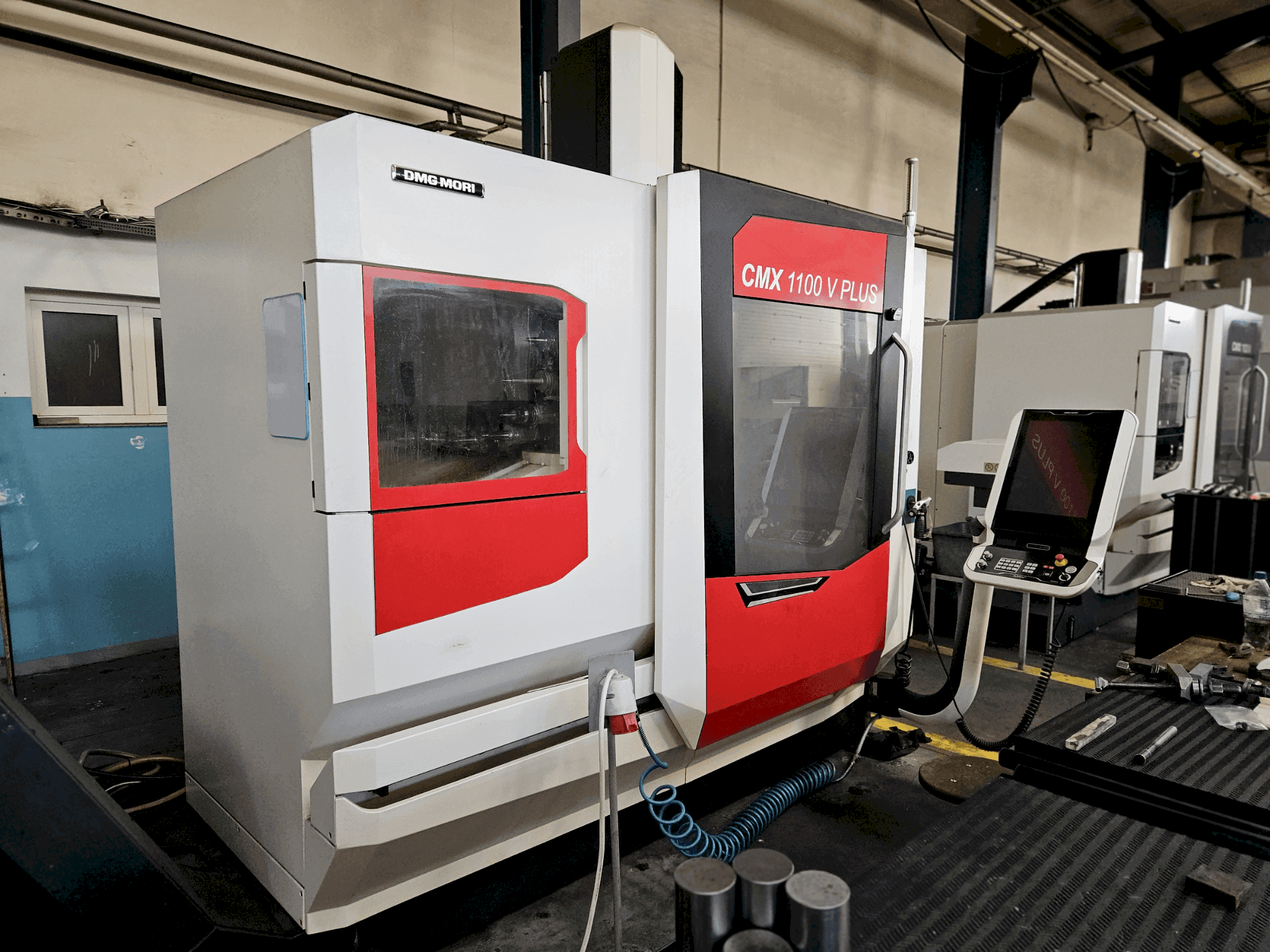 Vooraanzicht van DMG MORI CMX 1100 V machine