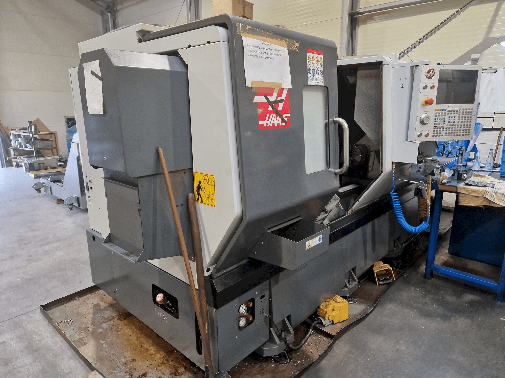 Linkerzijdeaanzicht van HAAS DS-30Y machine