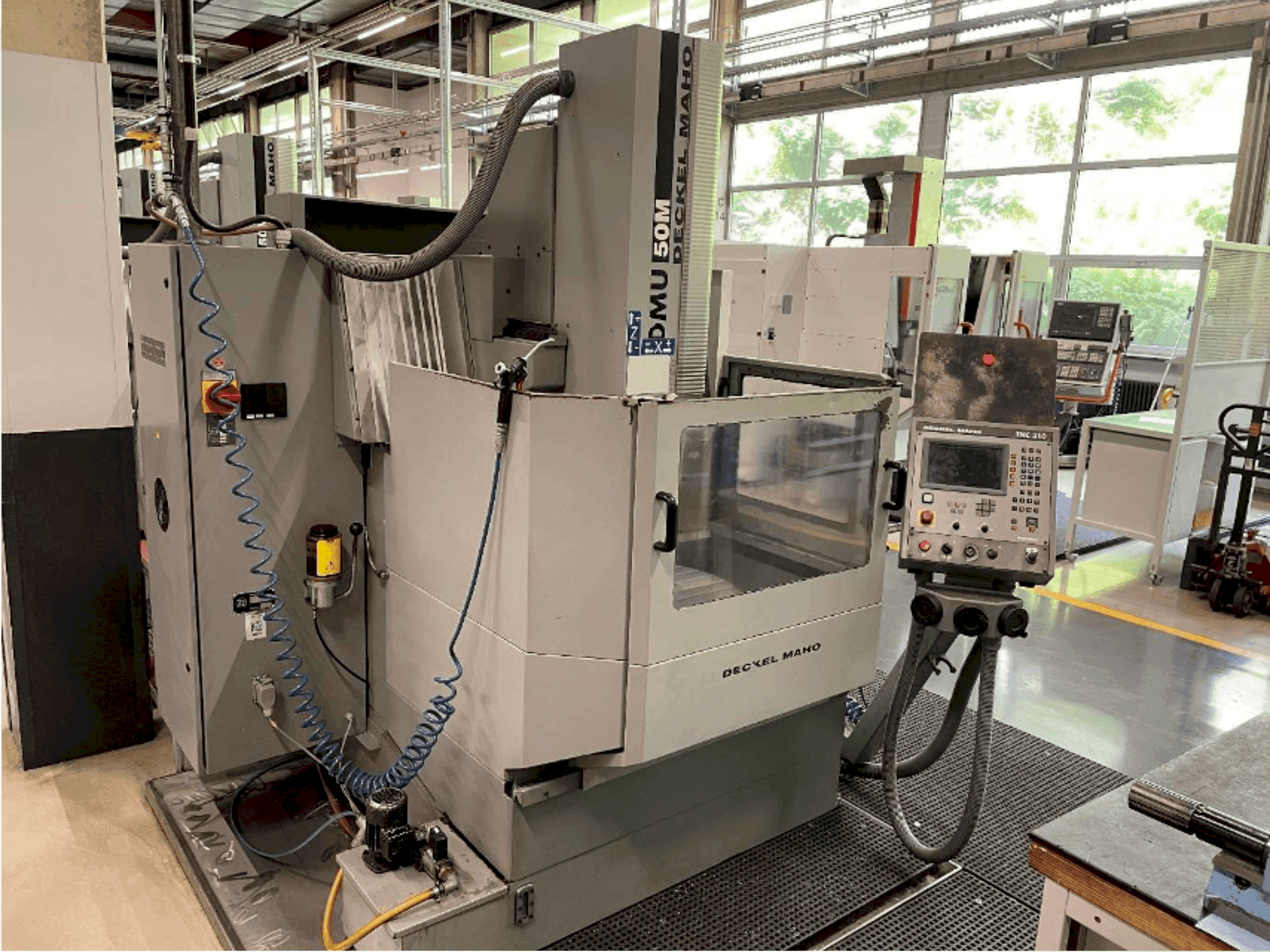 Vooraanzicht van DECKEL DMU 50 machine