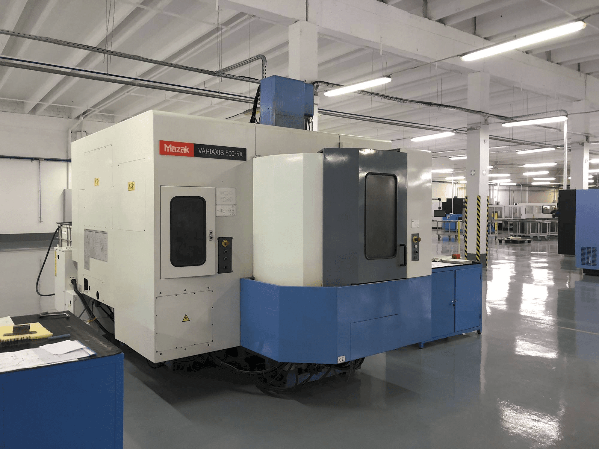 Vooraanzicht van Mazak VARIAXIS 500-5X machine