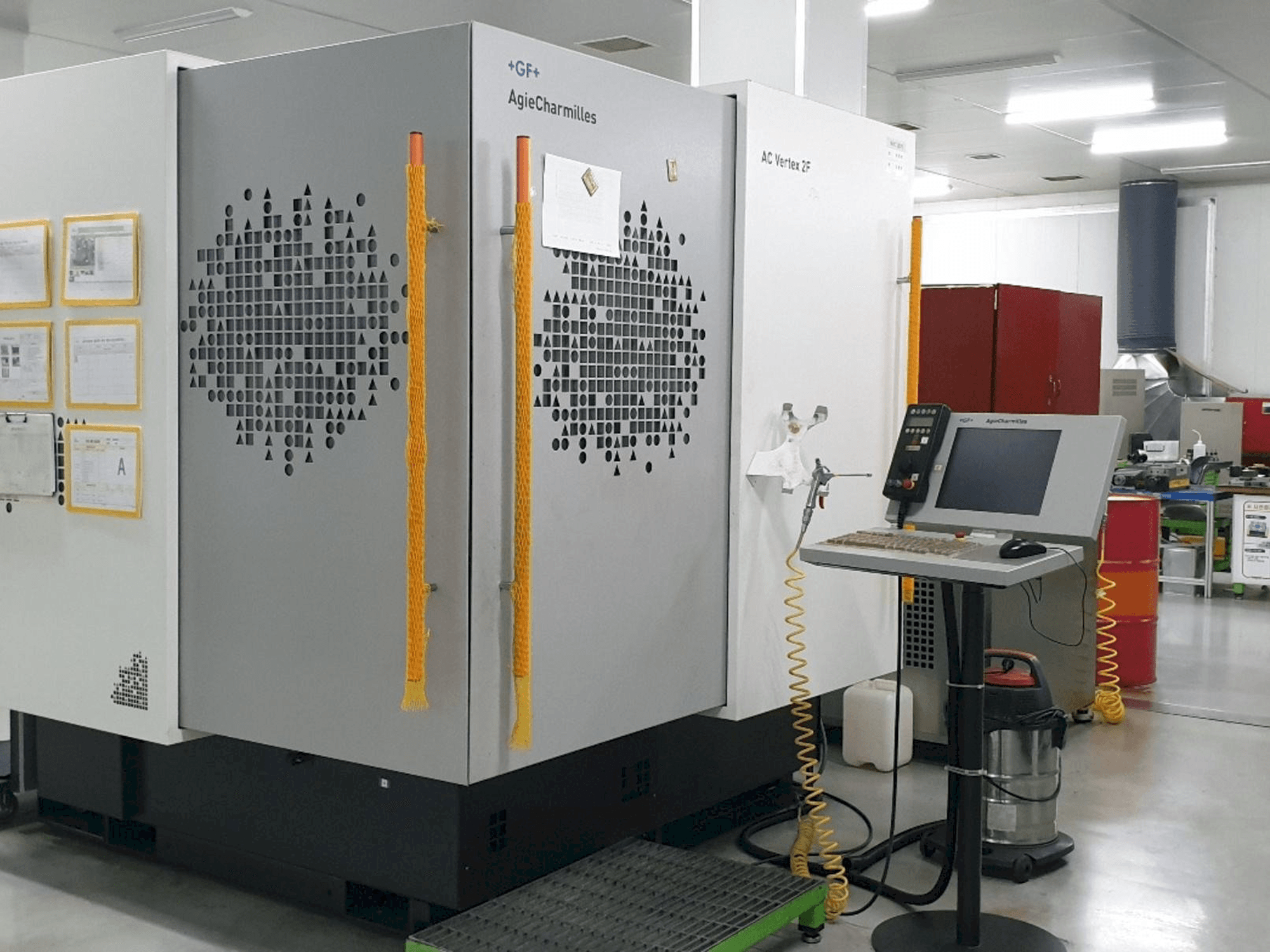 Vooraanzicht van AgieCharmilles AC VERTEX 2F machine