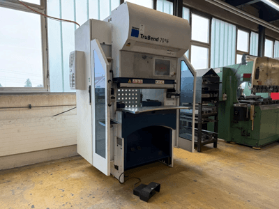 TRUMPF TruBend 7036 kantpers in een werkplaats, vooraanzicht met geopende deur, met zicht op het bedieningspaneel en het buiggebied.