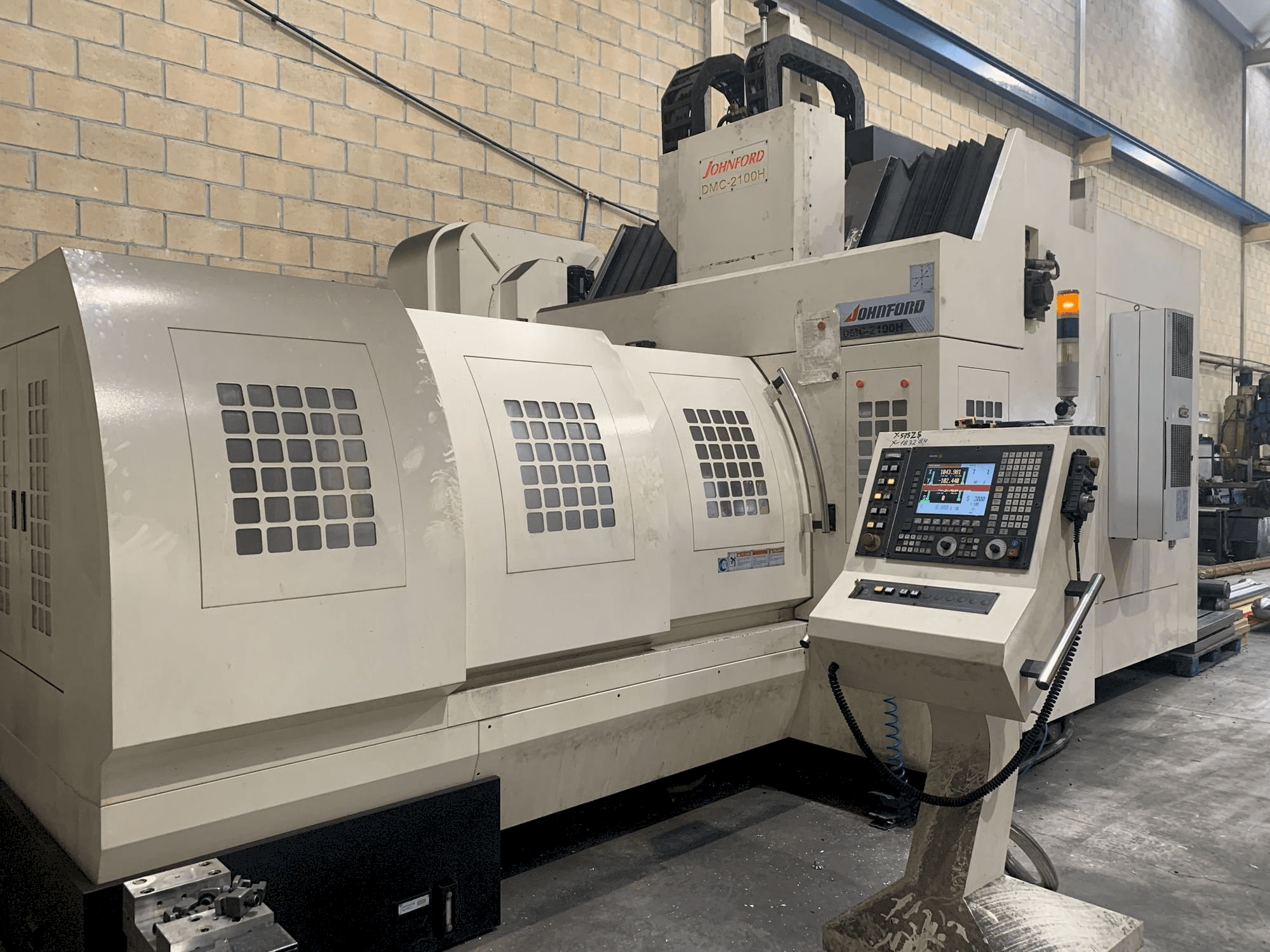 Vooraanzicht van Johnford DMC-2100H machine