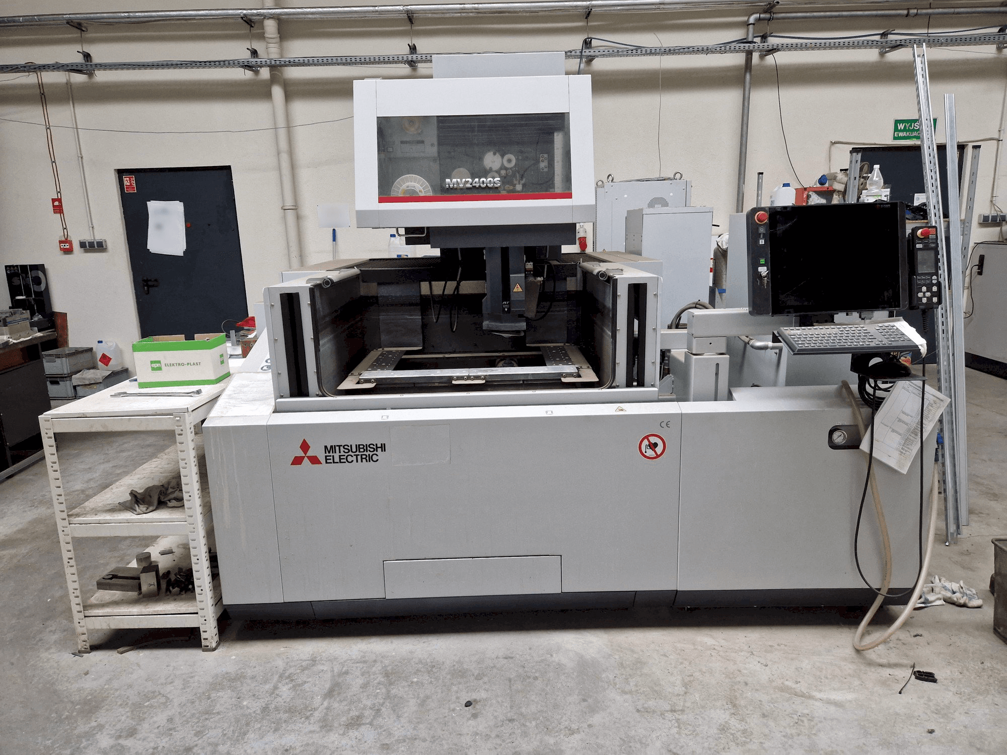Vooraanzicht van Mitsubishi MV2400S NEWGEN machine