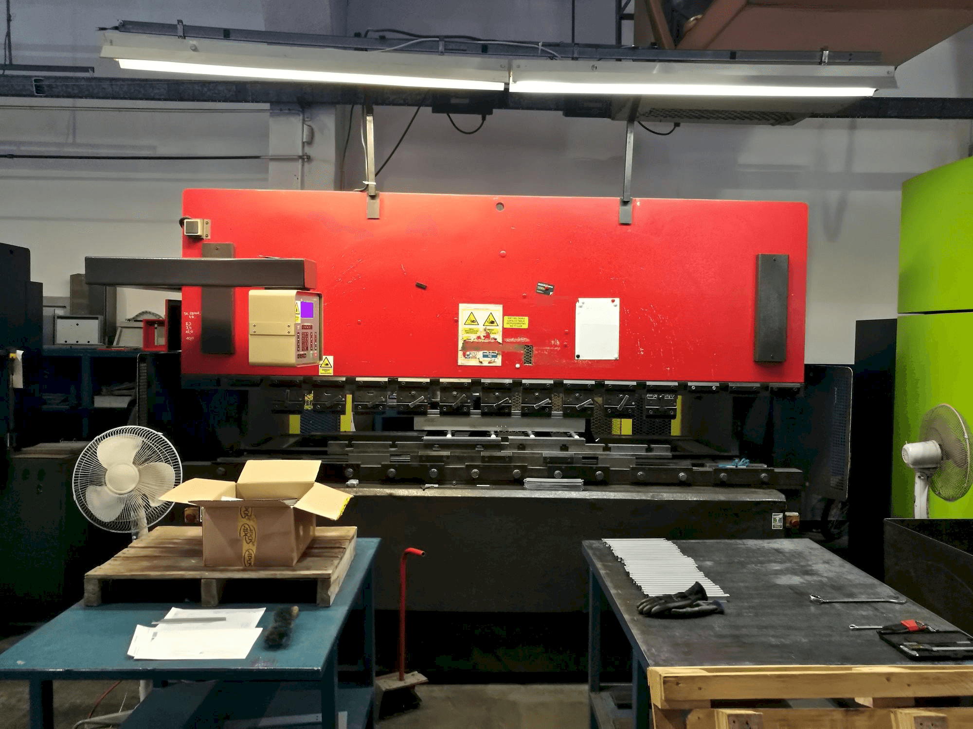 Vooraanzicht van AMADA ITS machine