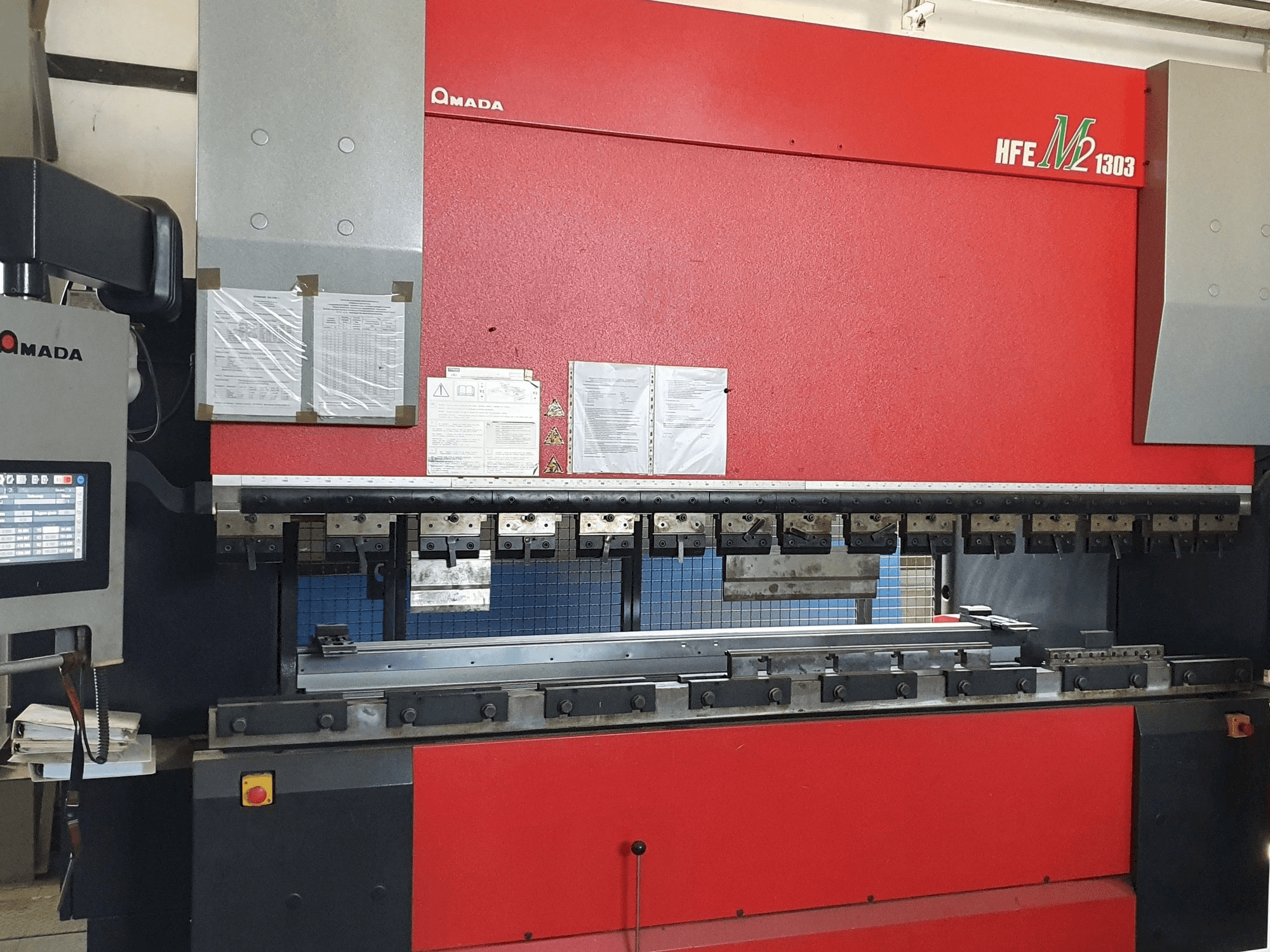 Vooraanzicht van AMADA HFE-1303M2 8 Axes machine