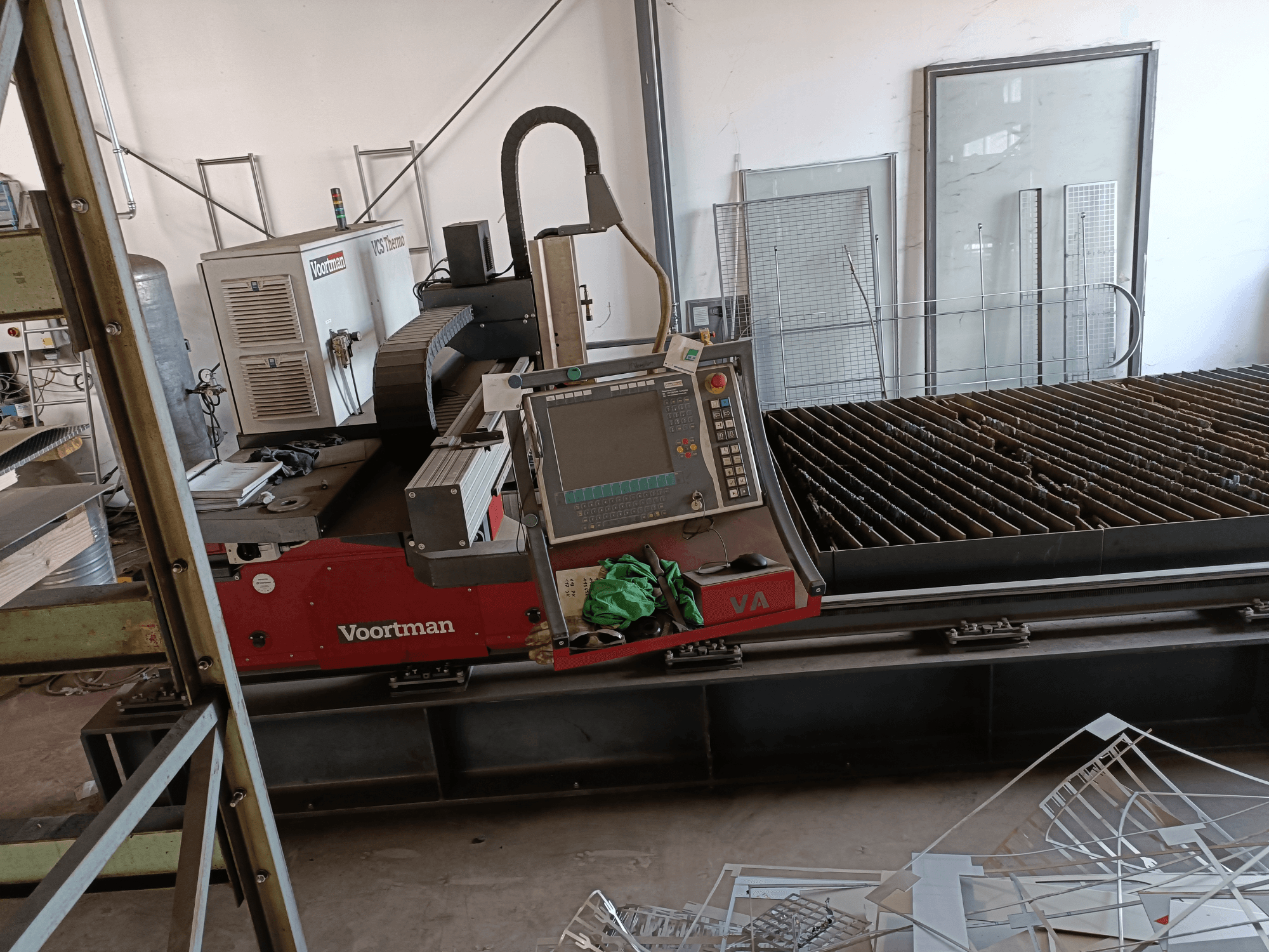 VOORTMAN VCS Thermo-plasmasnijmachine, vooraanzicht, met details van het bedieningspaneel, het snijbed en de omliggende werkruimte.
